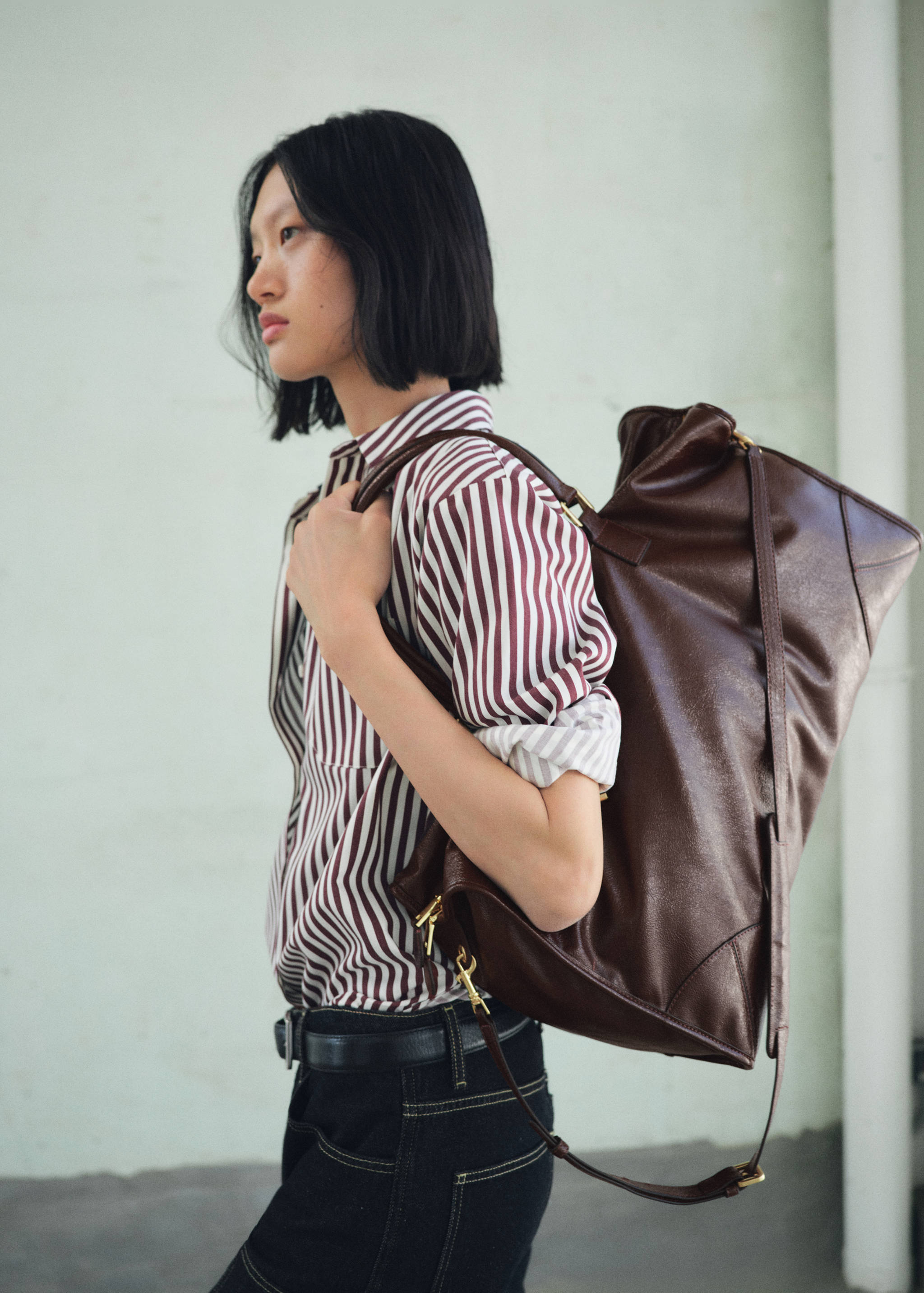 Maxi-Tasche mit glänzendem Finish und Henkeln - Detail des Artikels 9