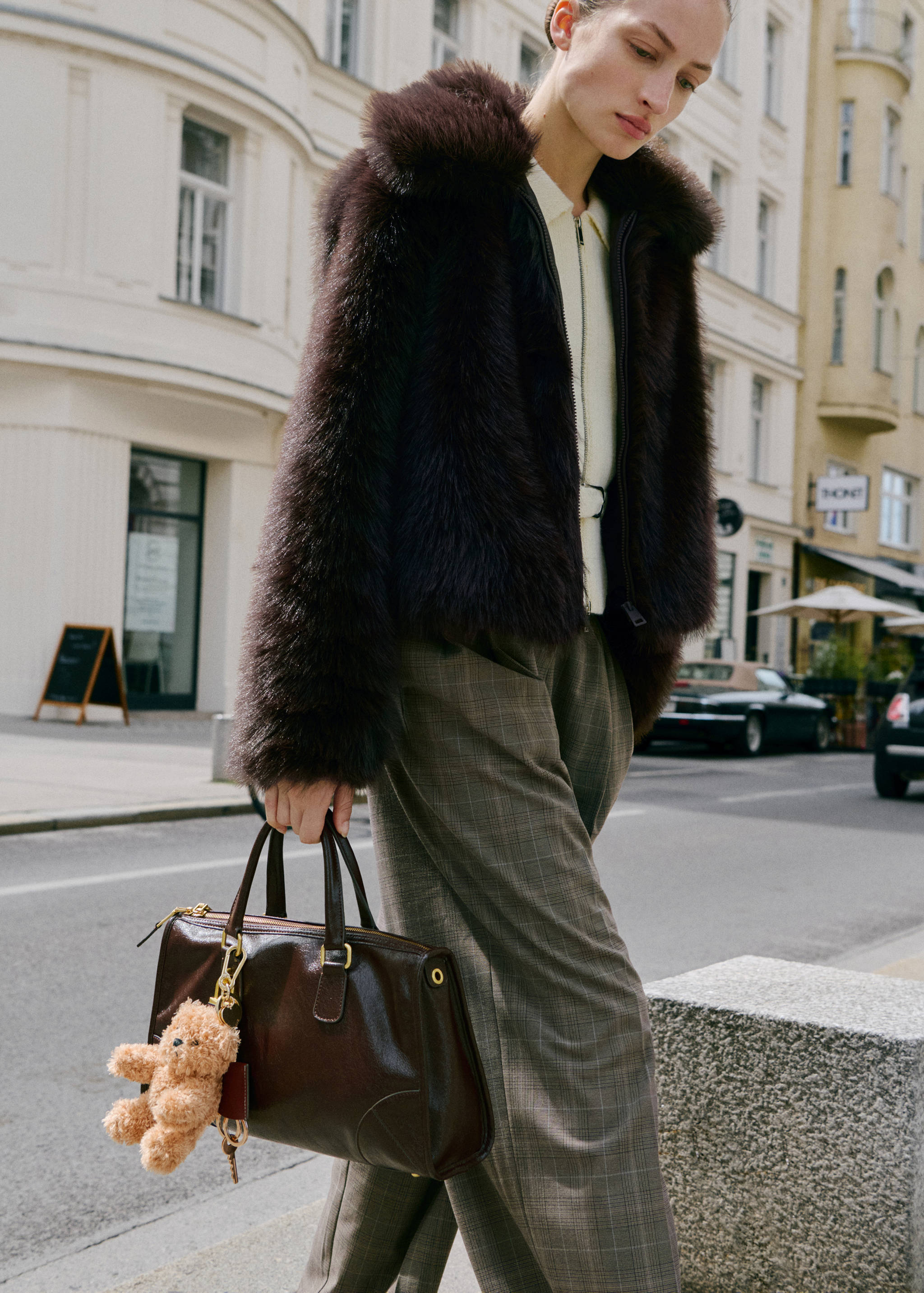 Shiny handbag with handles - Details of the article 7