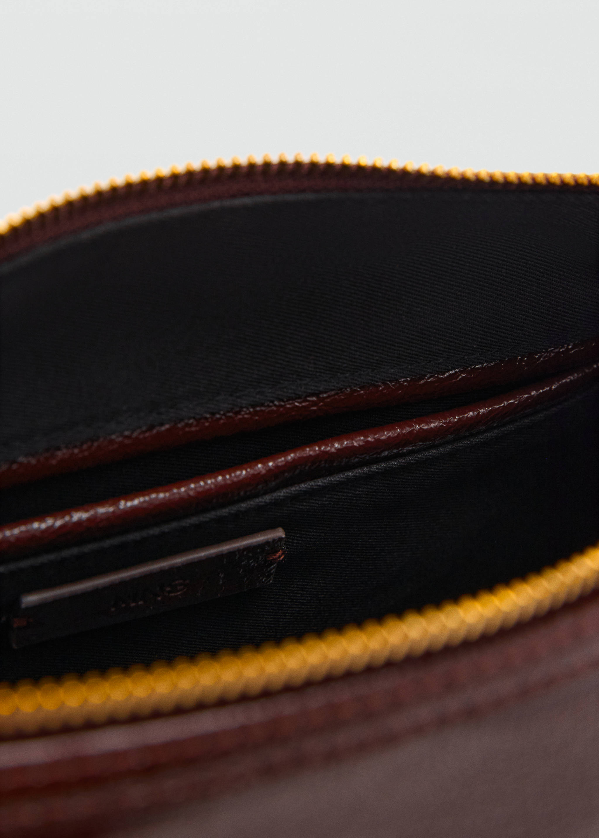 Shiny handbag with handles - Details of the article 3