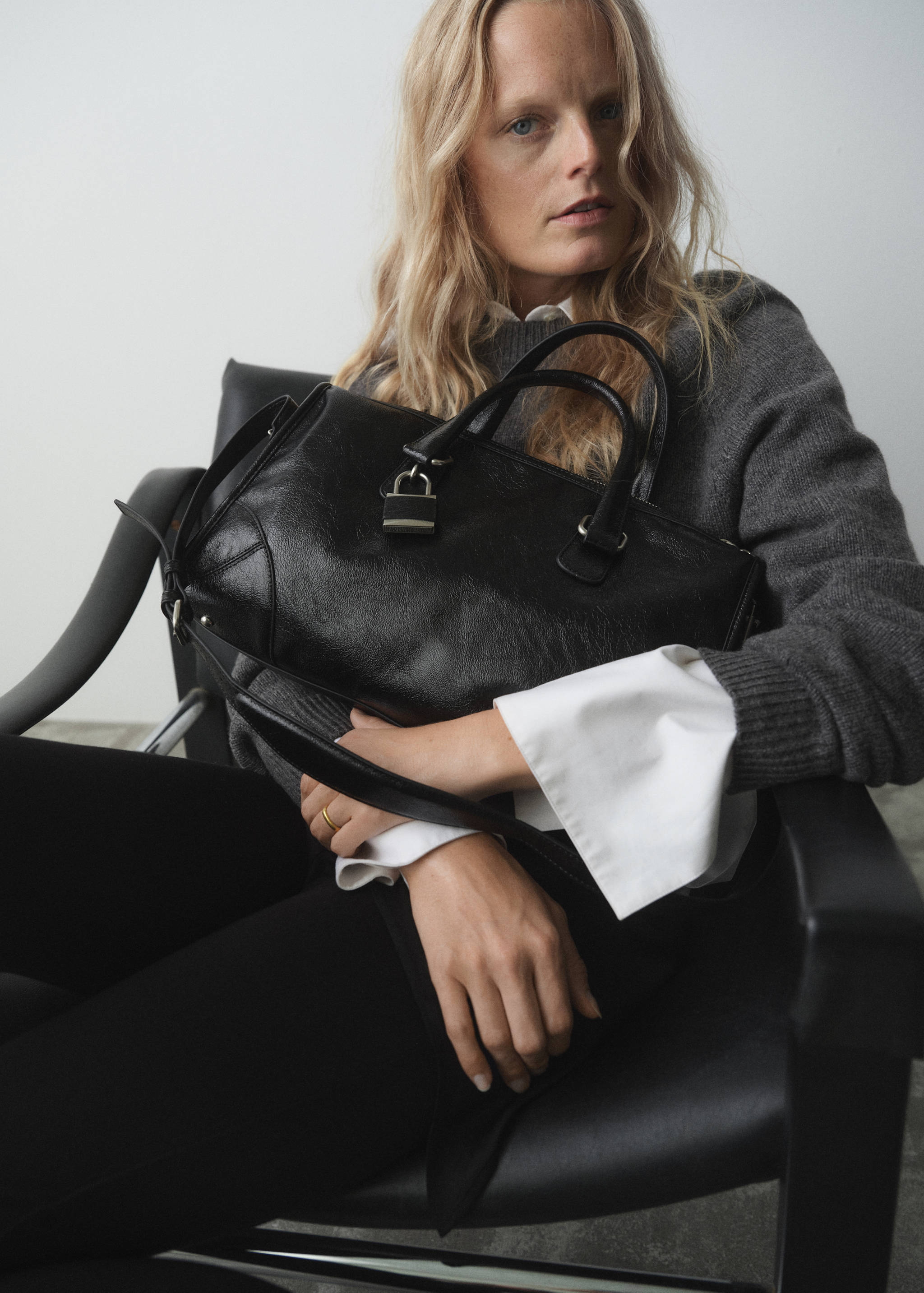 Shiny handbag with handles - General plane