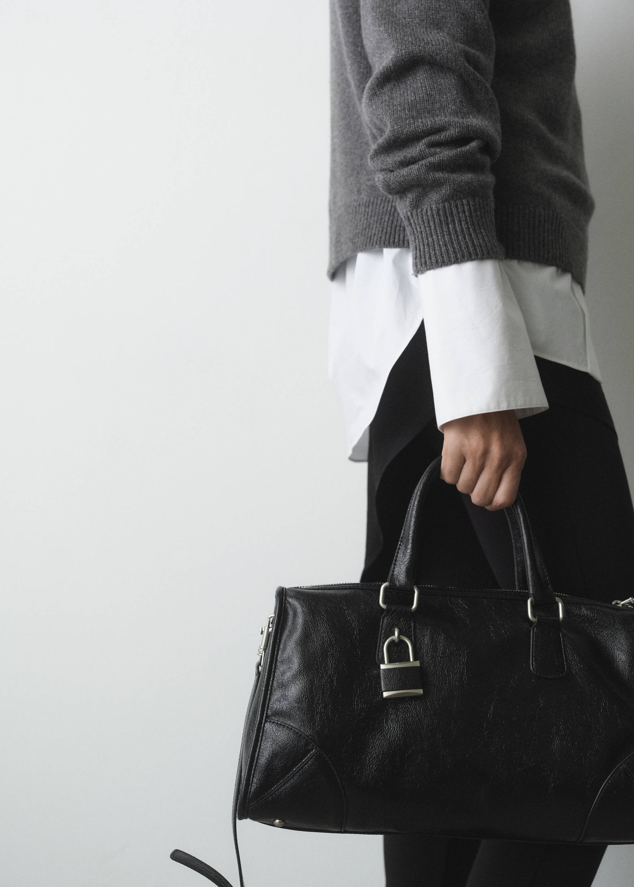 Shiny handbag with handles - Details of the article 9