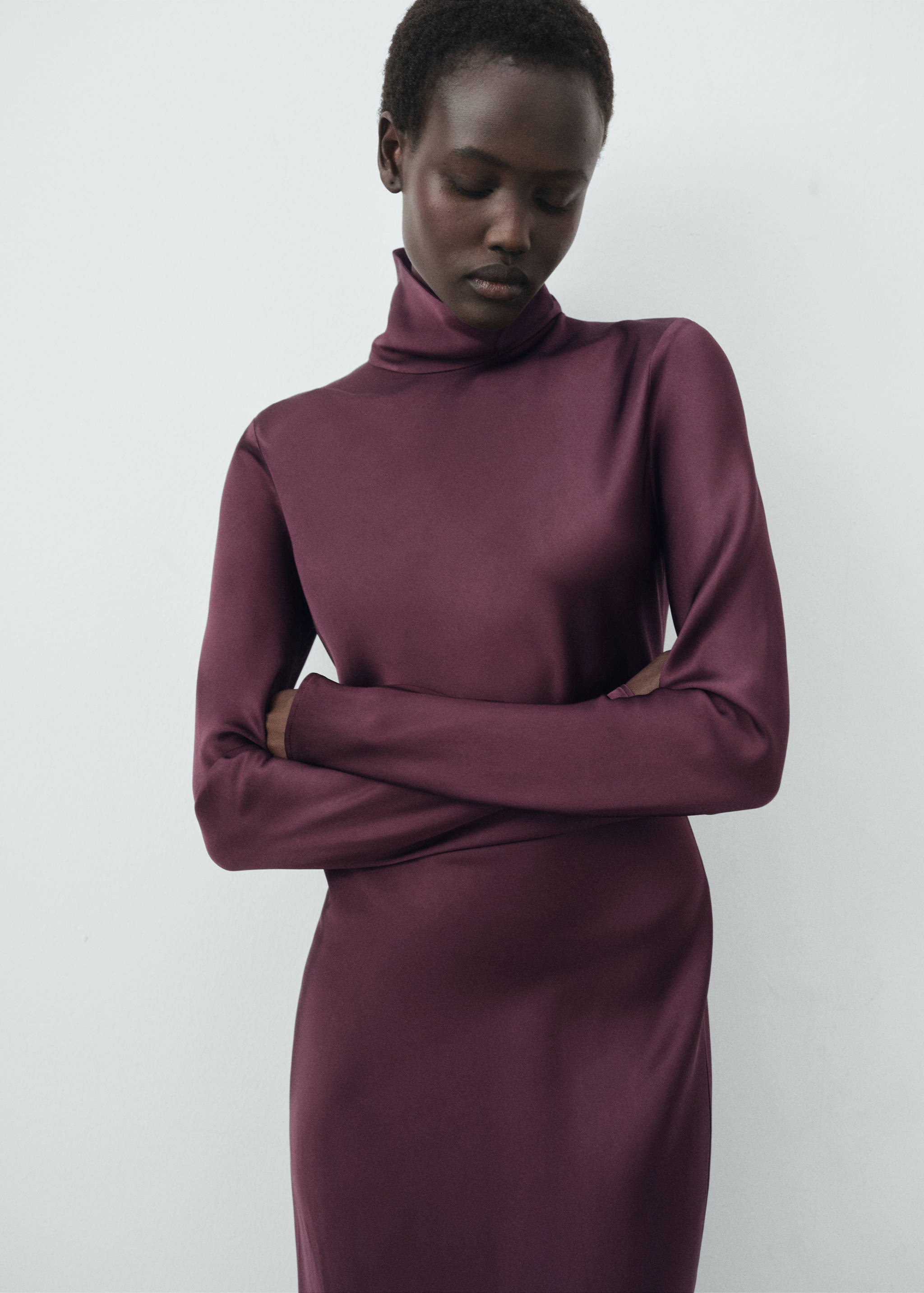 Satin high-neck dress - Medium plane