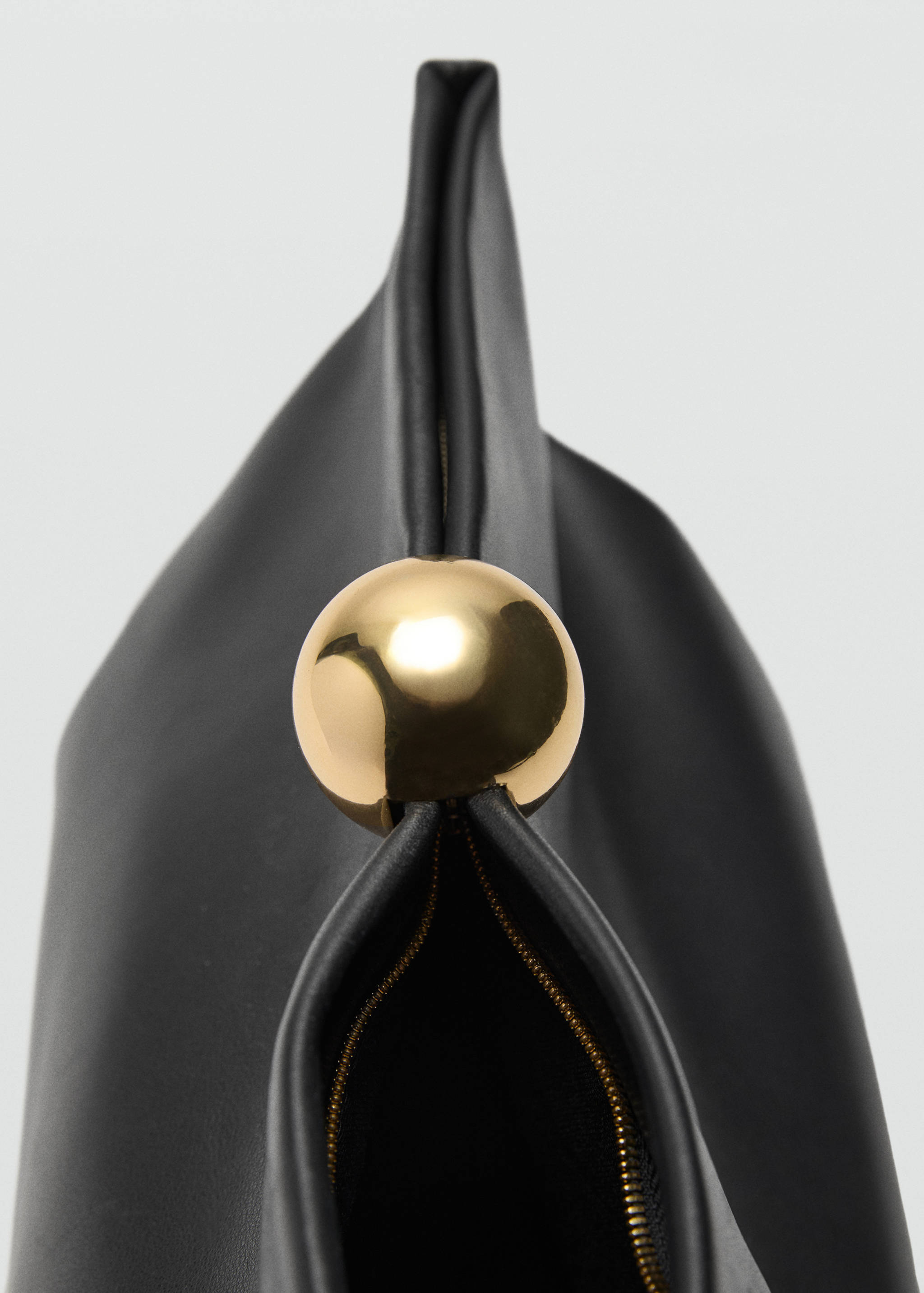 Leather clutch bag with metallic detail - Details of the article 3