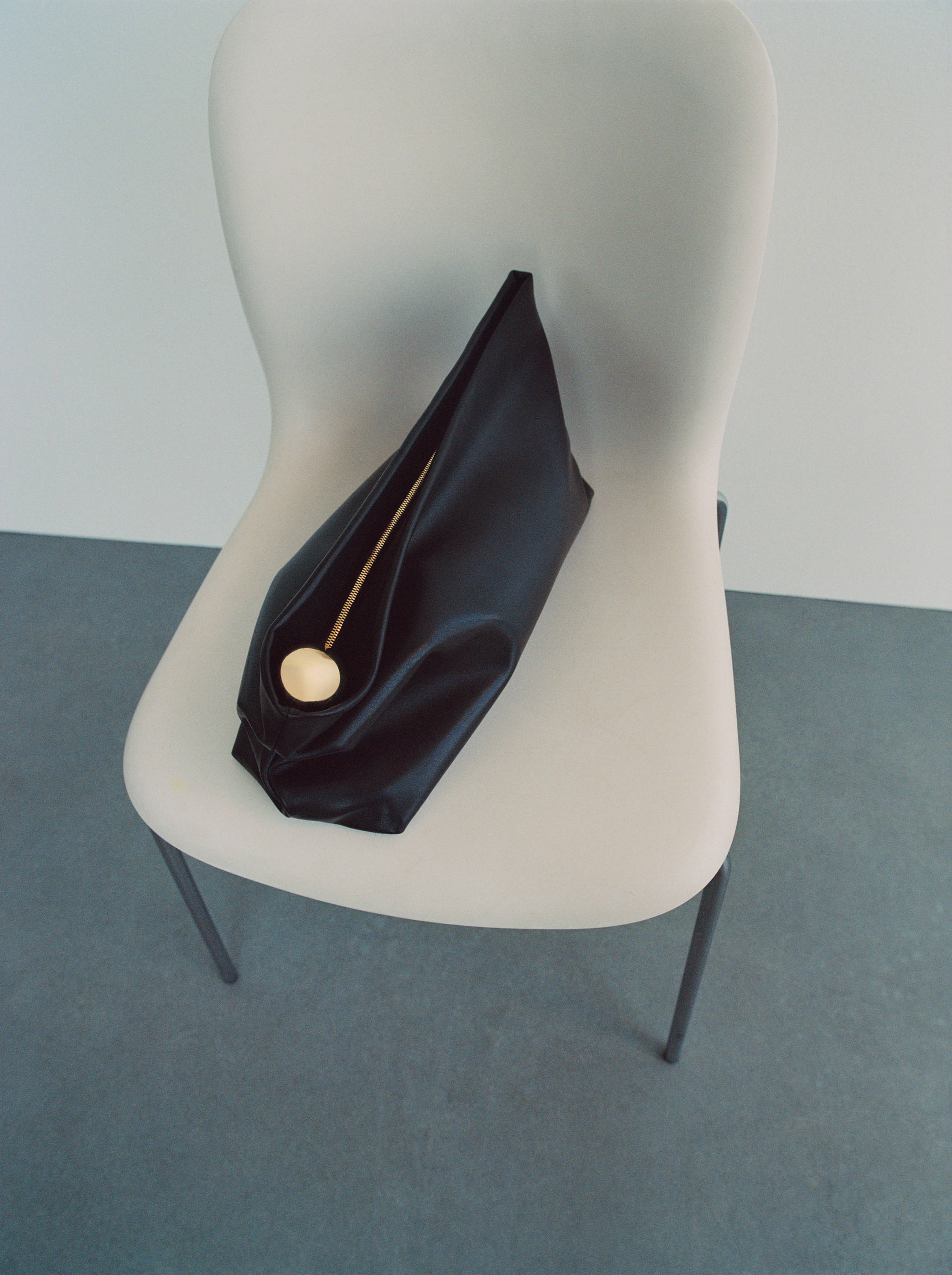 Leather clutch bag with metallic detail - Details of the article 9