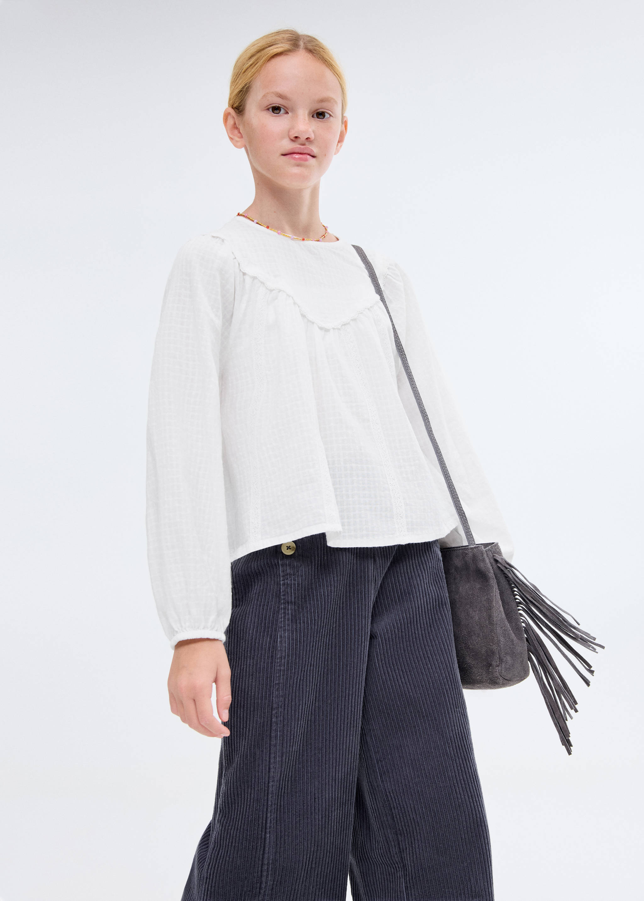 Blouse with lace trim details - Medium plane