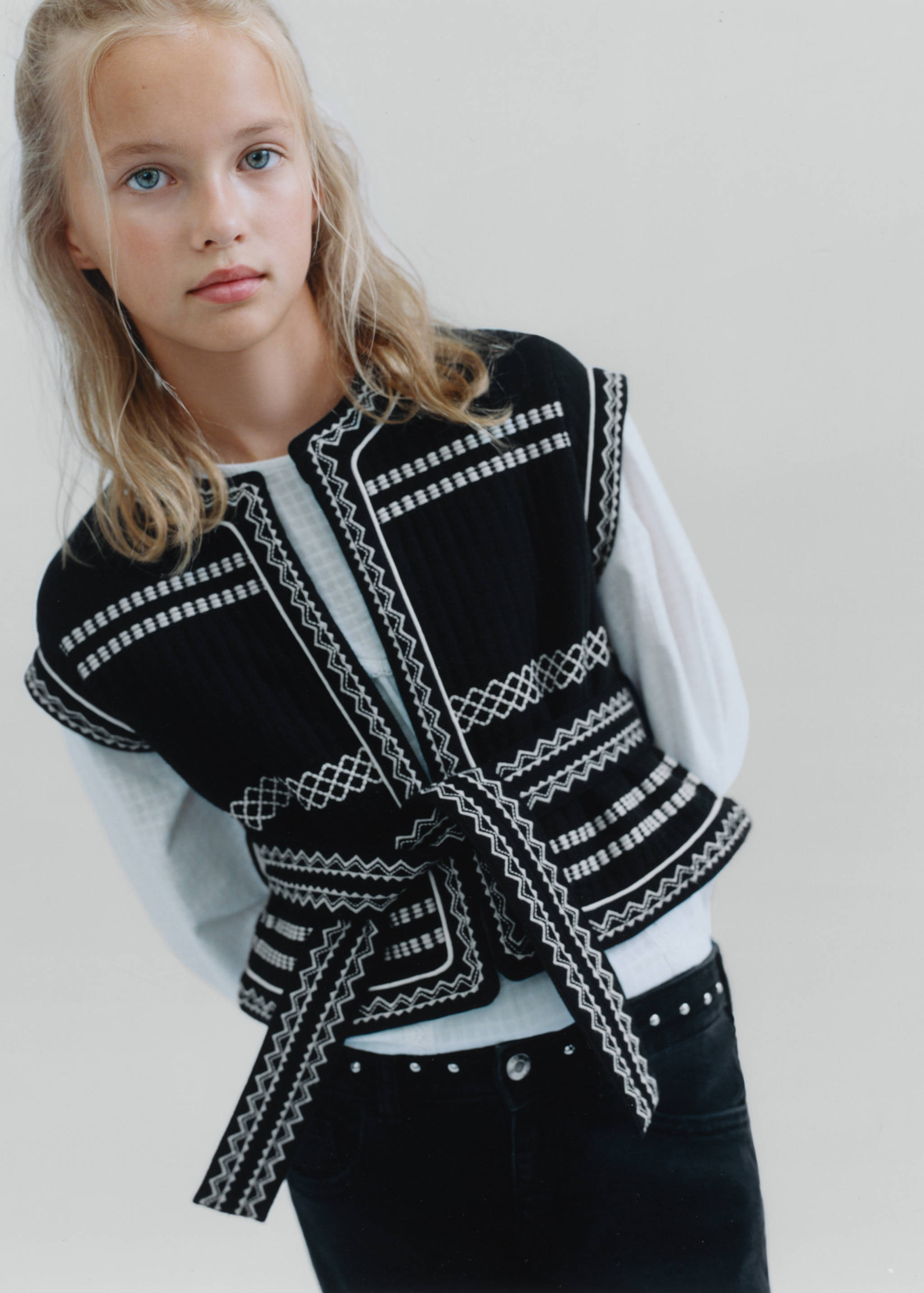 Embroidered waistcoat with belt - Details of the article 5