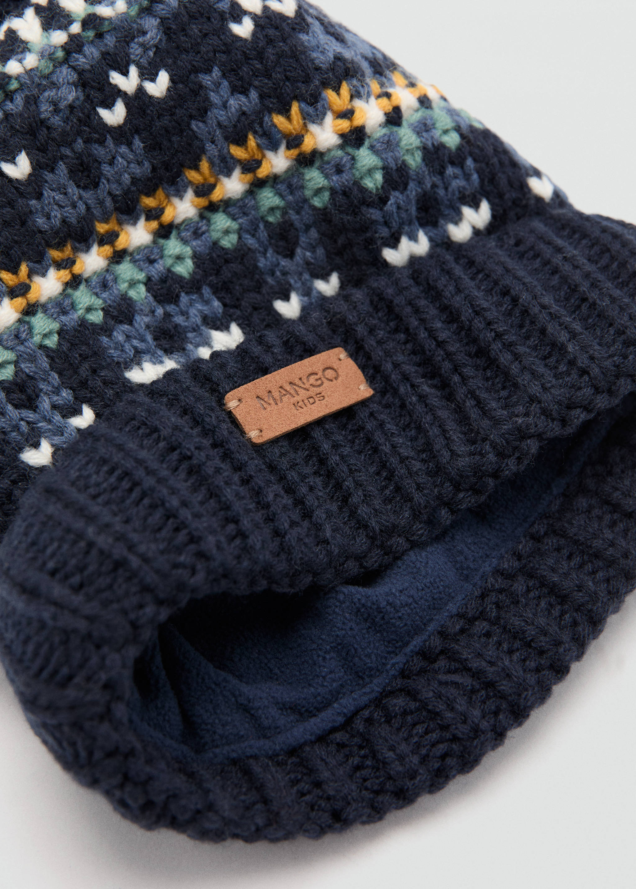 Bonnet en maille à pompon - Plan moyen