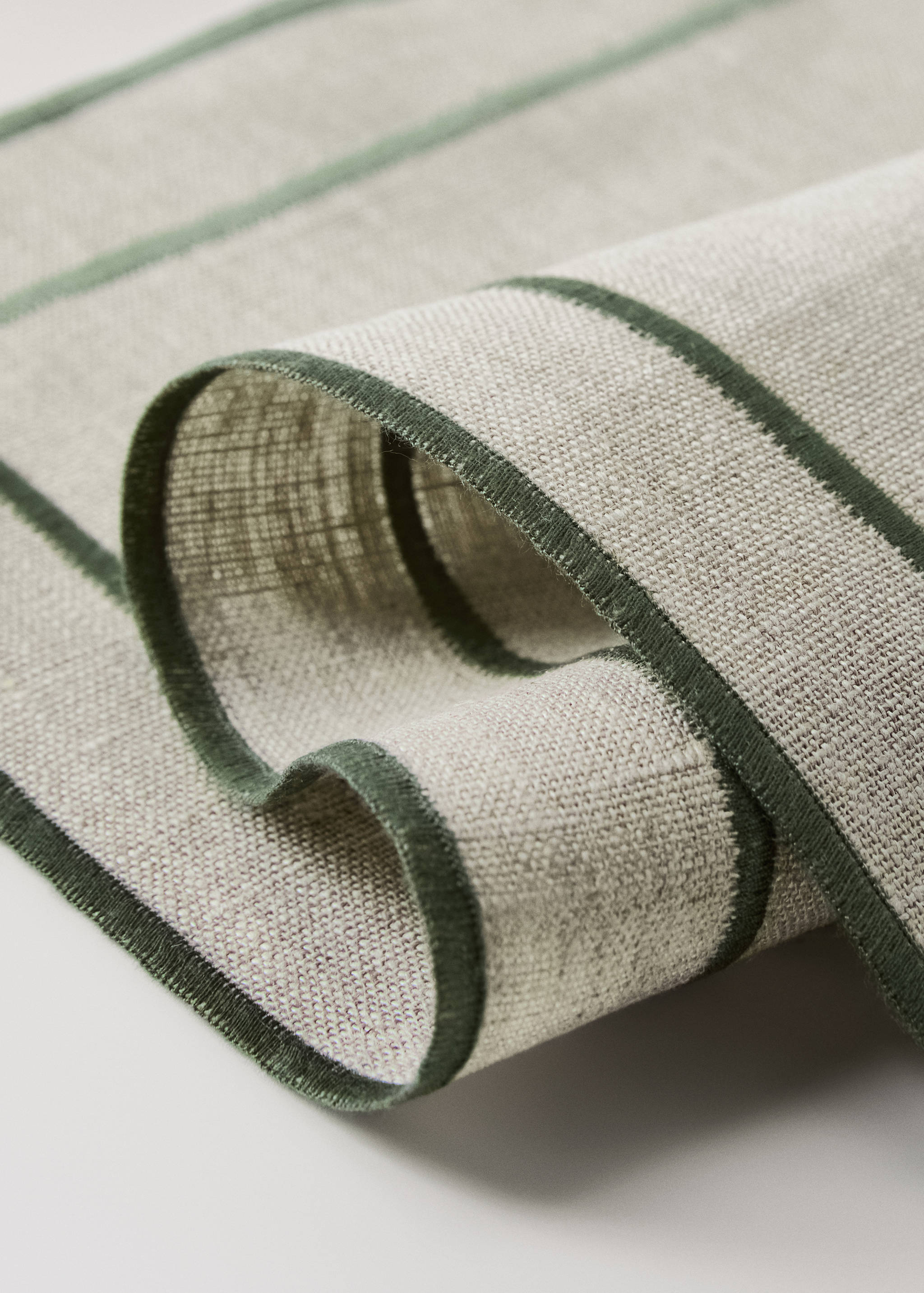 100% linen placemat with contrasting overlock stitching - Details of the article 1