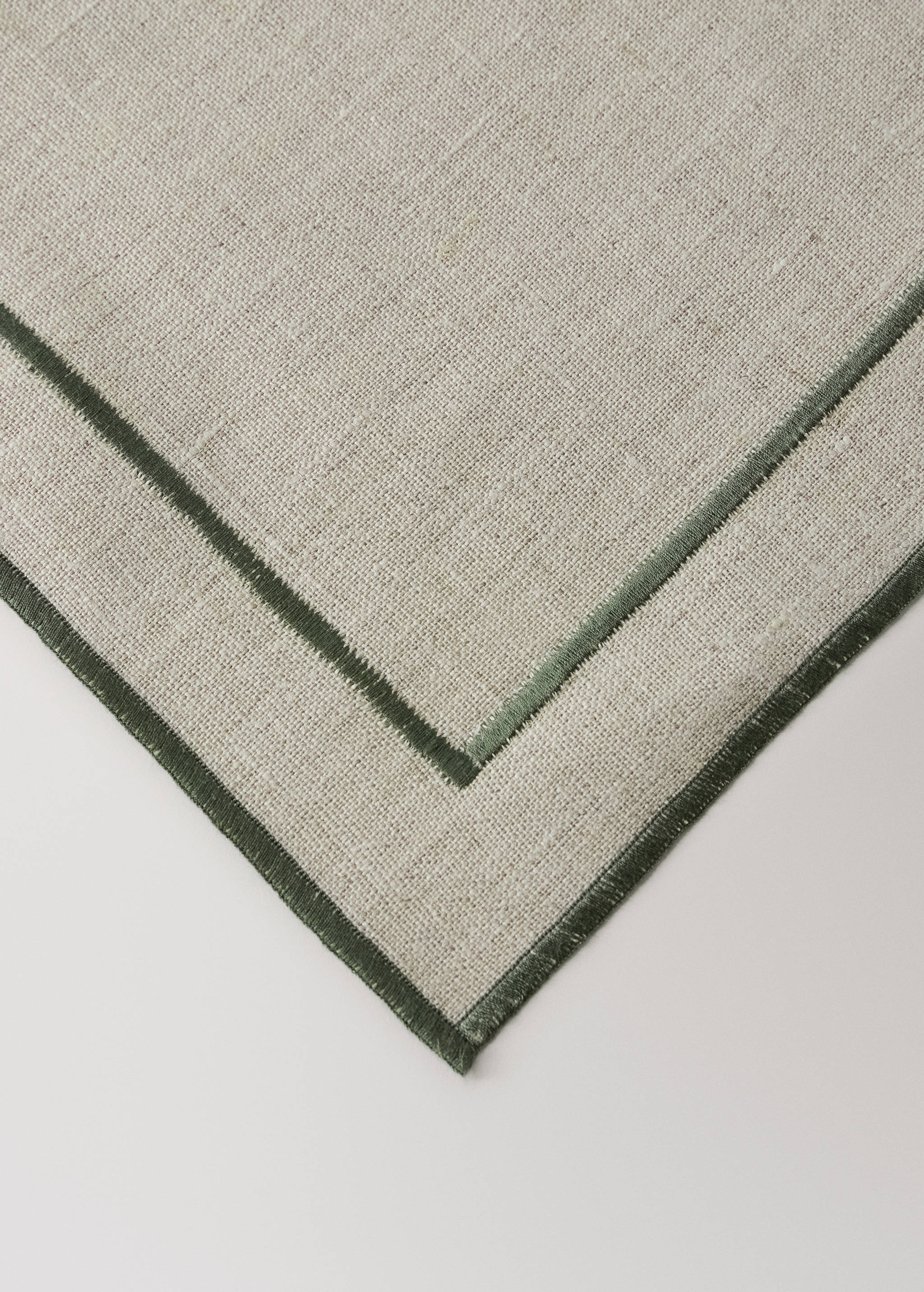 100% linen placemat with contrasting overlock stitching - Details of the article 2