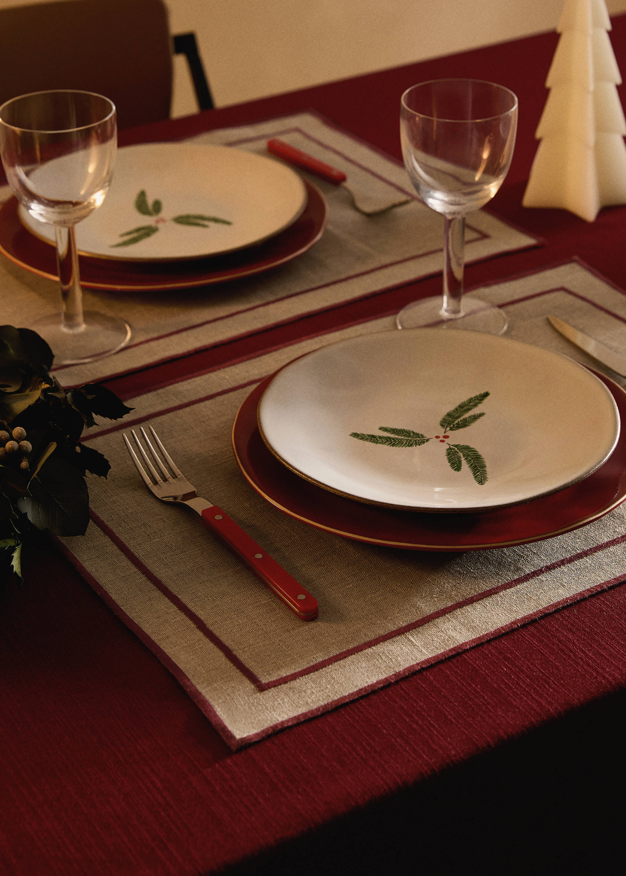 100% linen placemat with contrasting overlock stitching - General plane