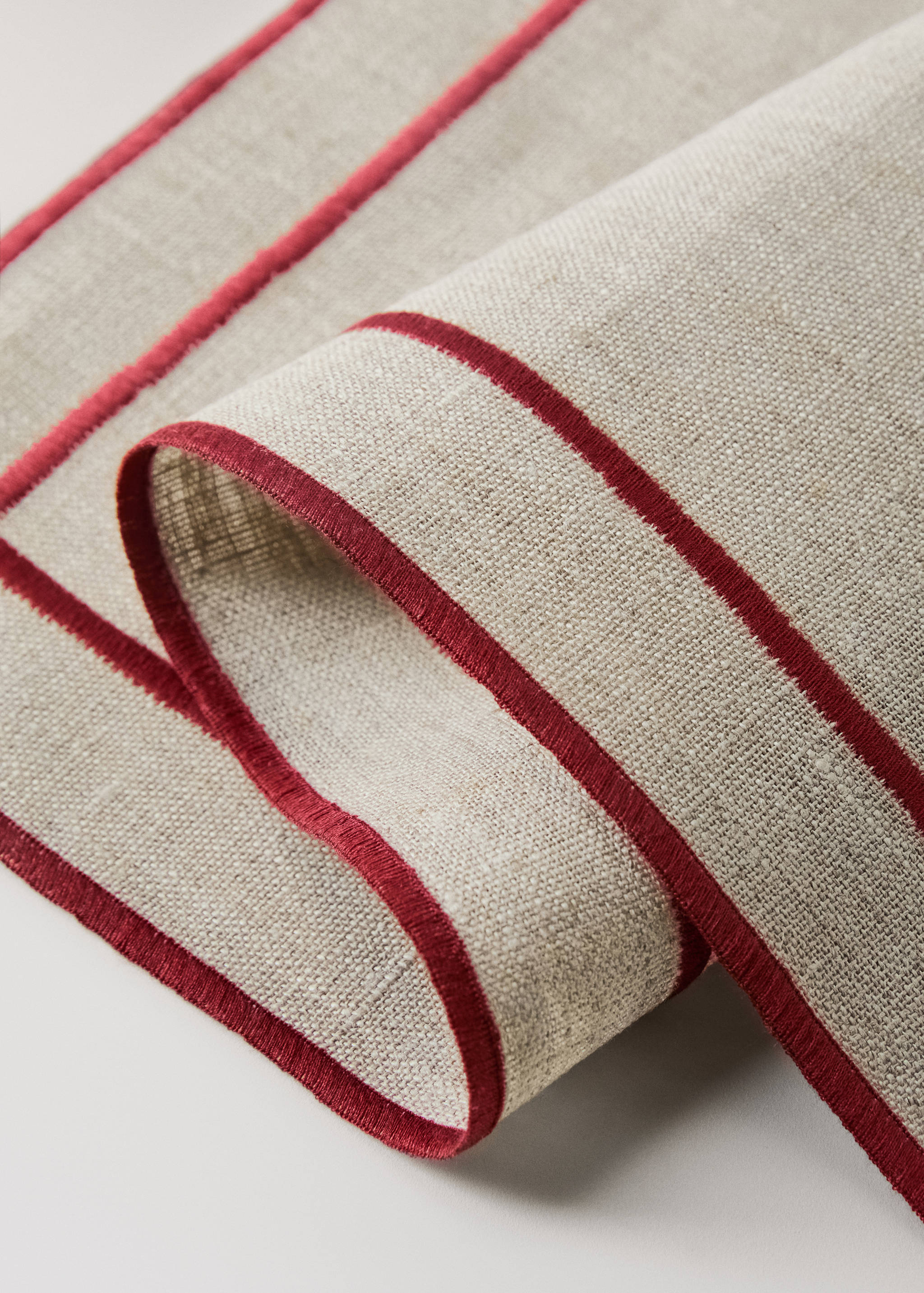 100% linen placemat with contrasting overlock stitching - Details of the article 1