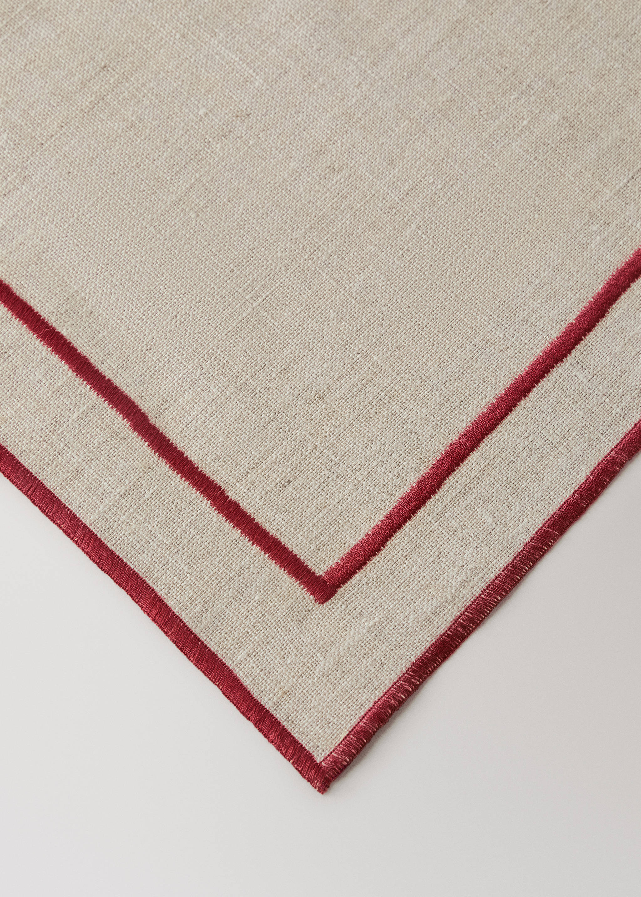 100% linen placemat with contrasting overlock stitching - Details of the article 2