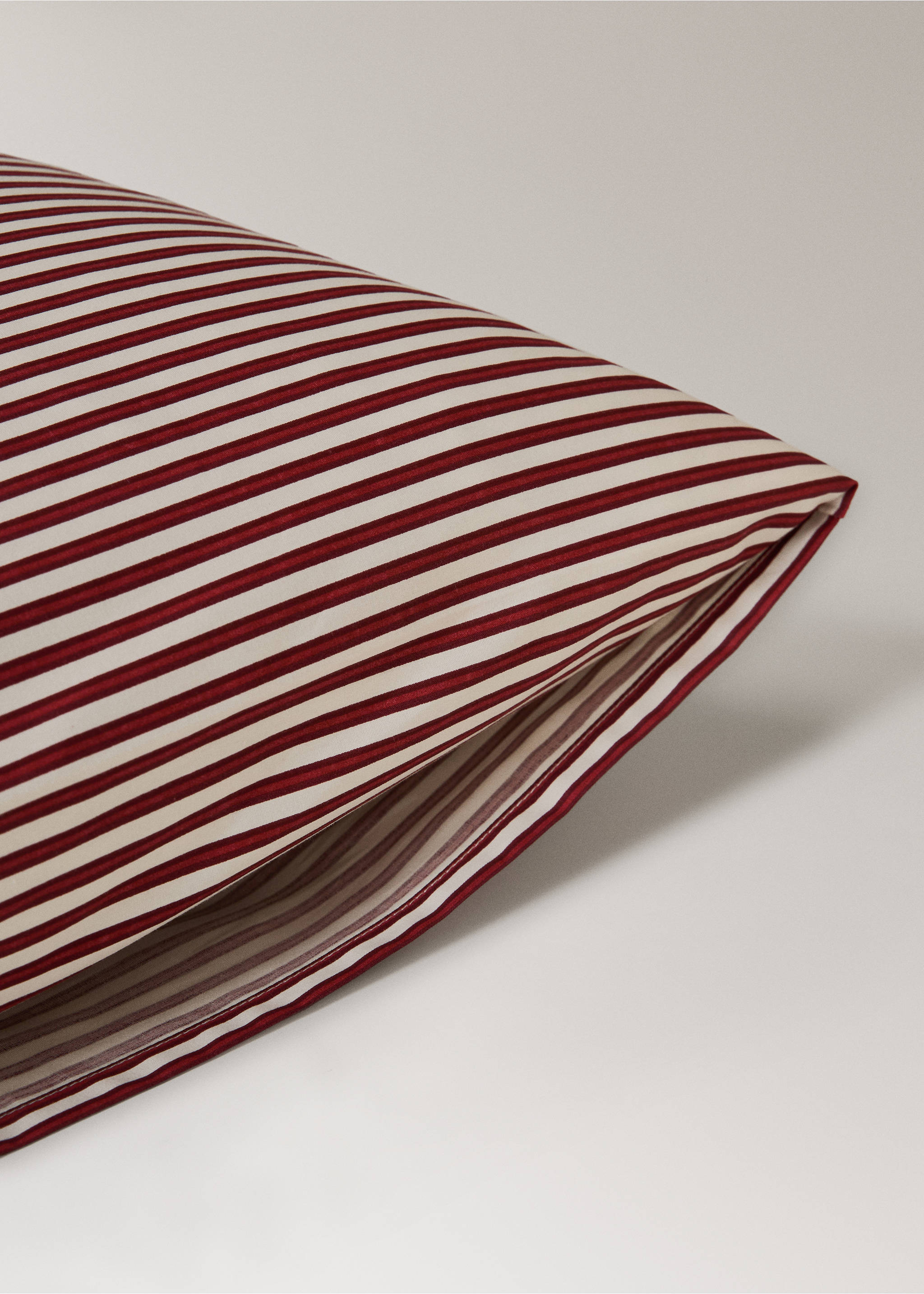 Two reversible striped percale cotton pillowcases 50x75cm - Details of the article 2, Maroon. Ref: 17047785-00.