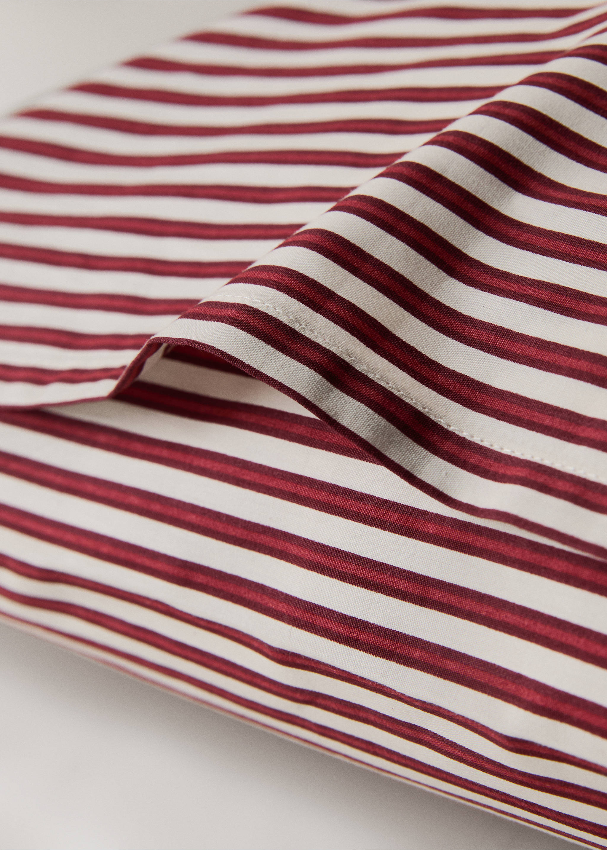 Two reversible striped percale cotton pillowcases 50x75cm - Details of the article 3, Maroon. Ref: 17047785-00.