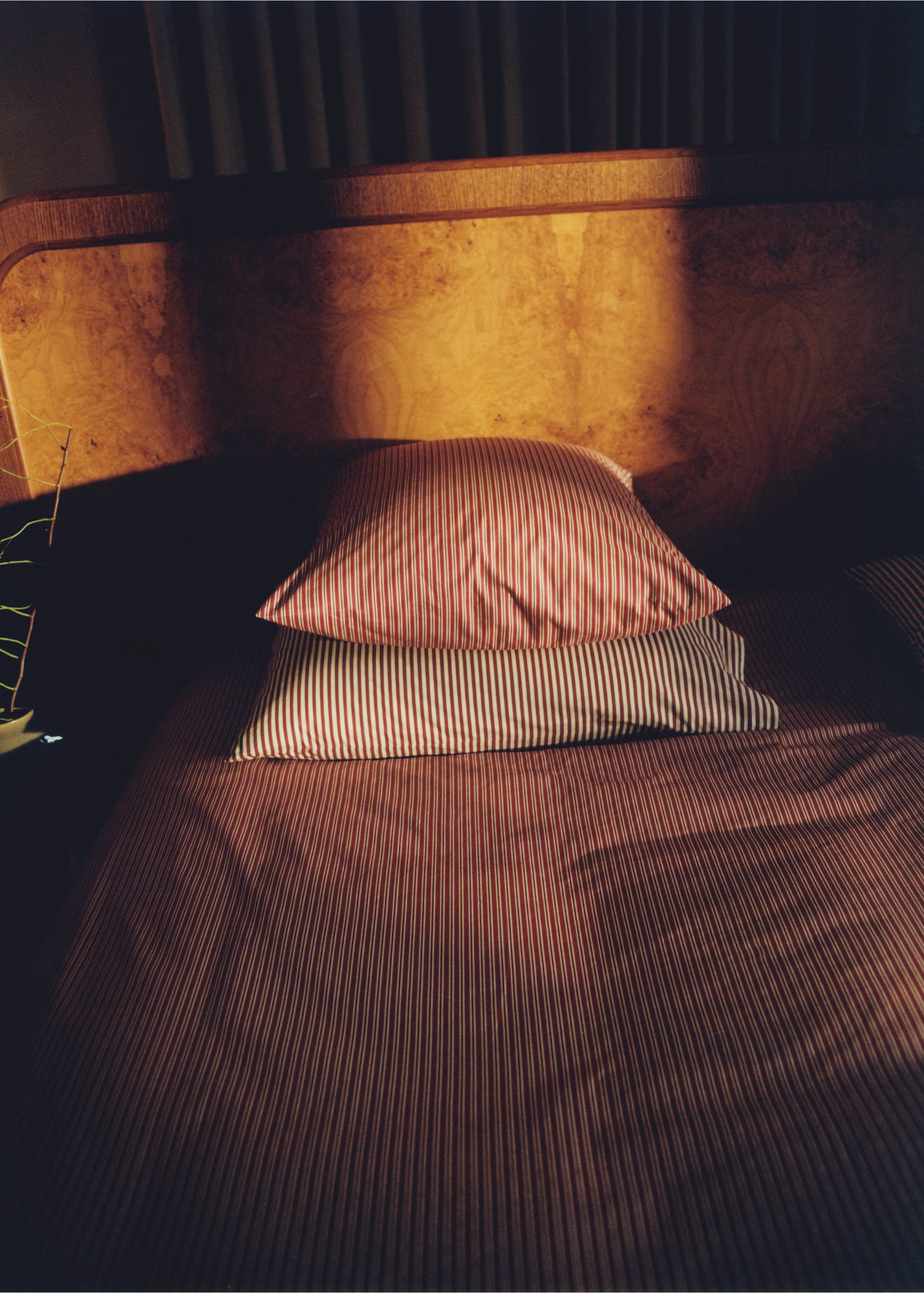 Two reversible striped percale cotton pillowcases 50x75cm - Details of the article 6, Maroon. Ref: 17047785-00.