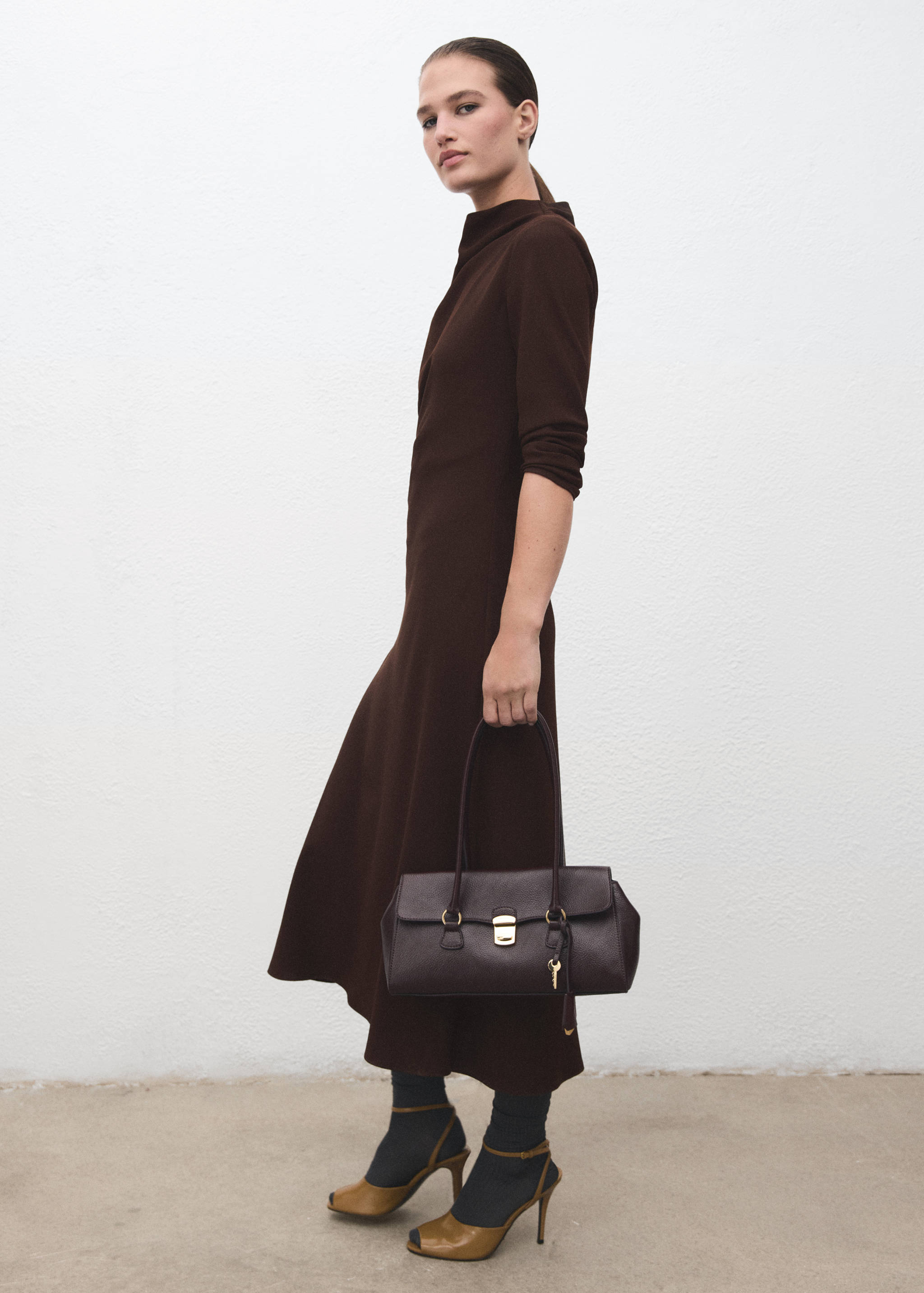 فستان برقبة مجمعة - رؤية عامة