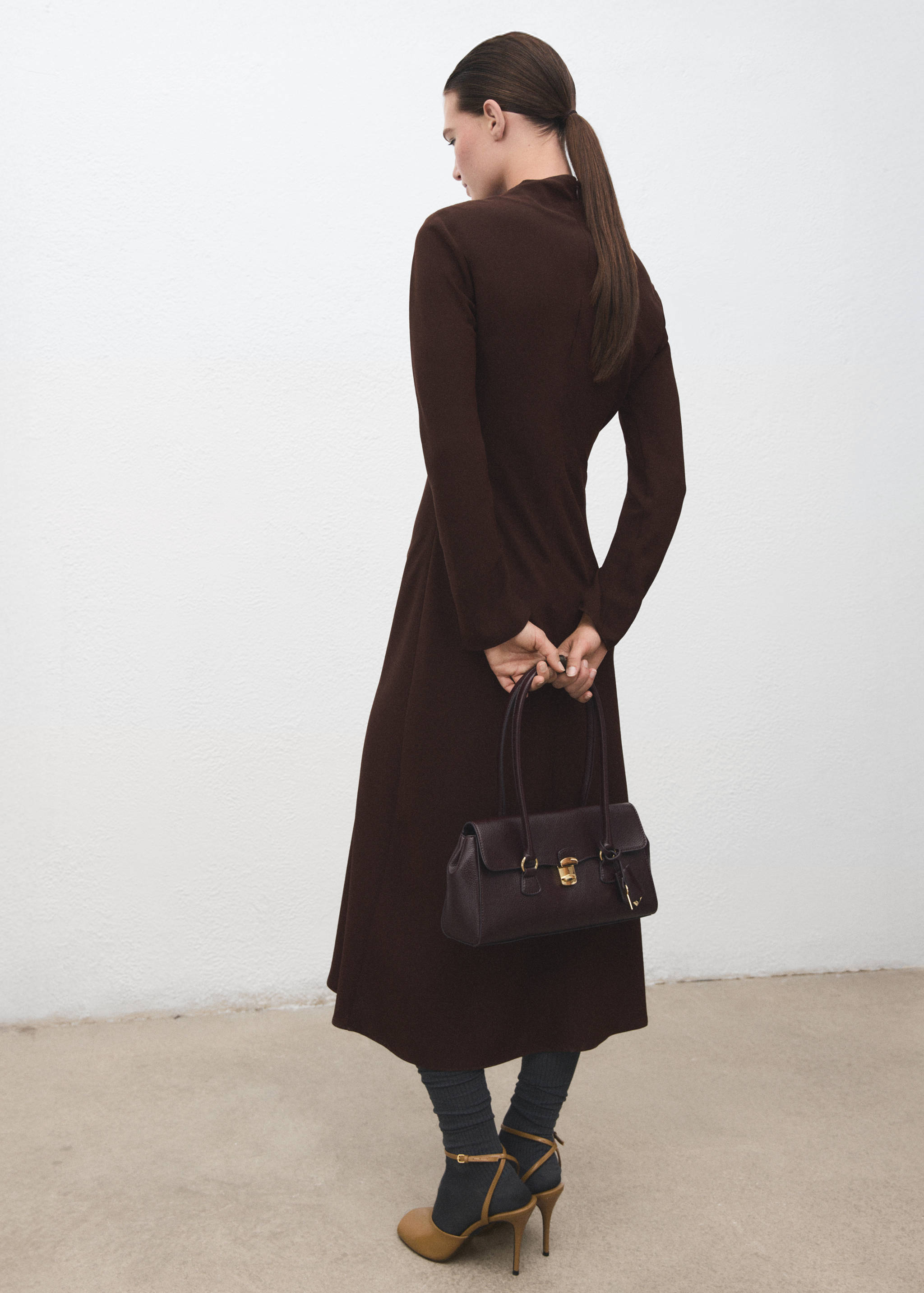 فستان برقبة مجمعة - الجهة الخلفية للمنتج