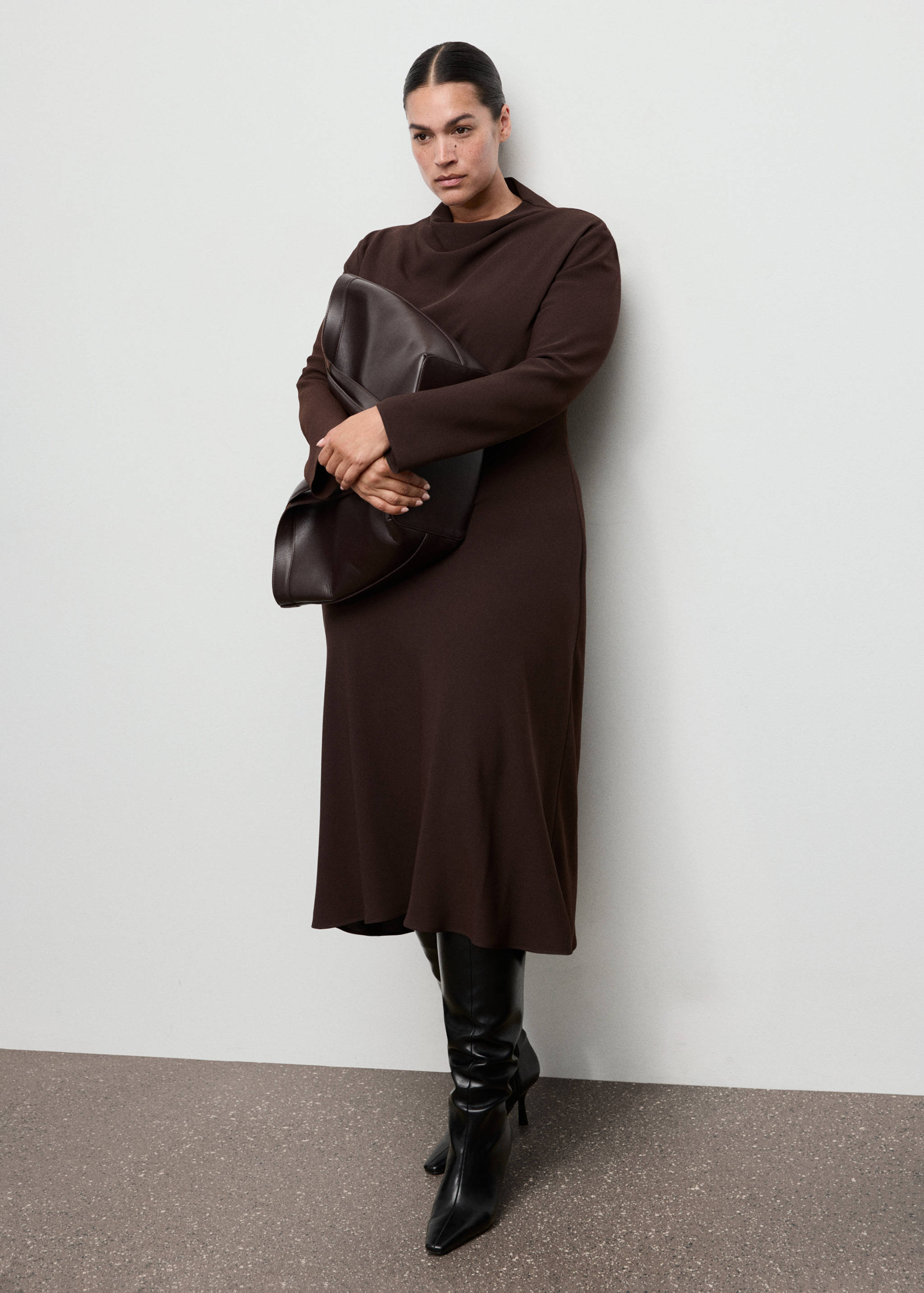 فستان برقبة مجمعة - تفاصيل المنتج 3