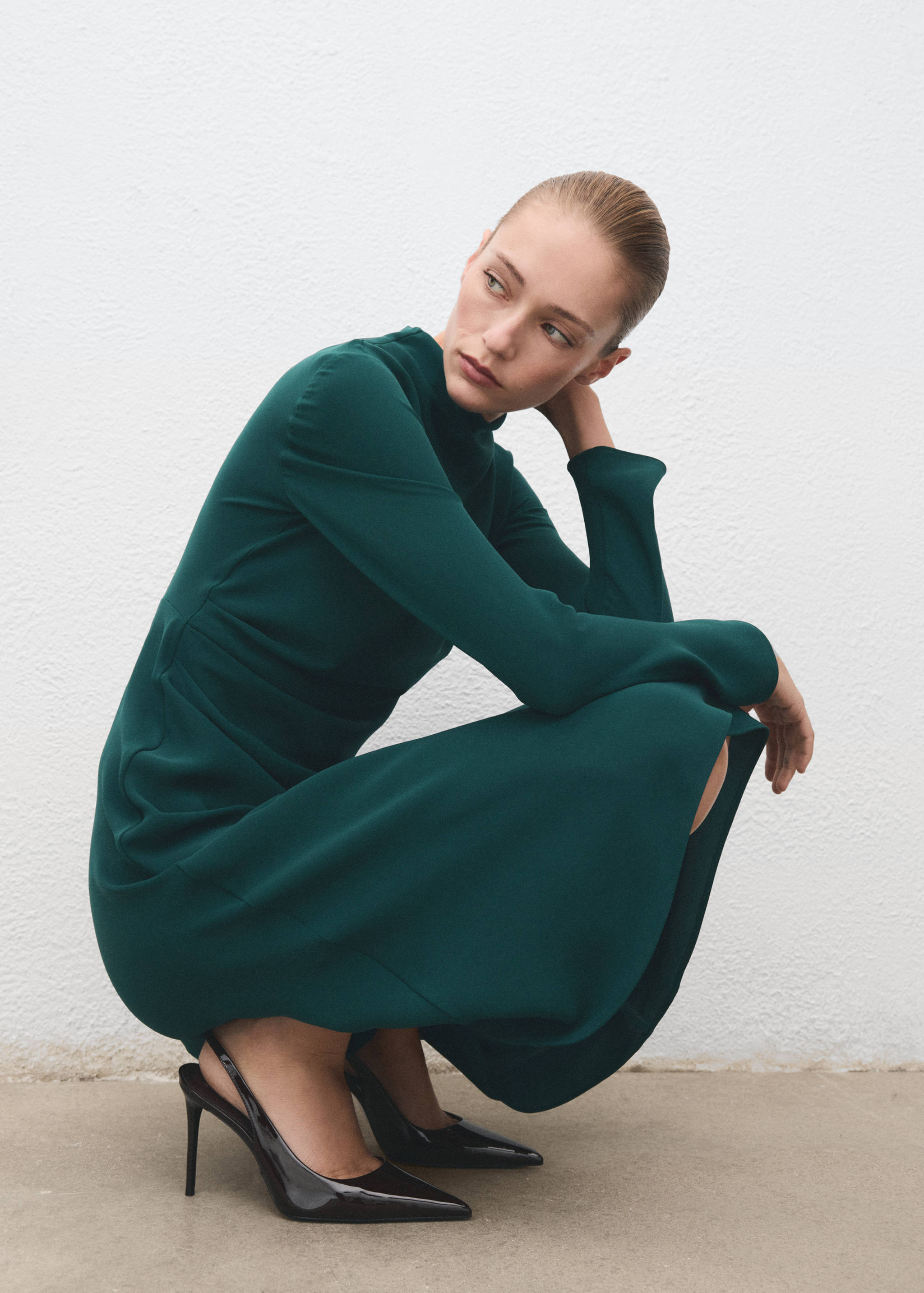 فستان برقبة مجمعة - تفاصيل المنتج 2