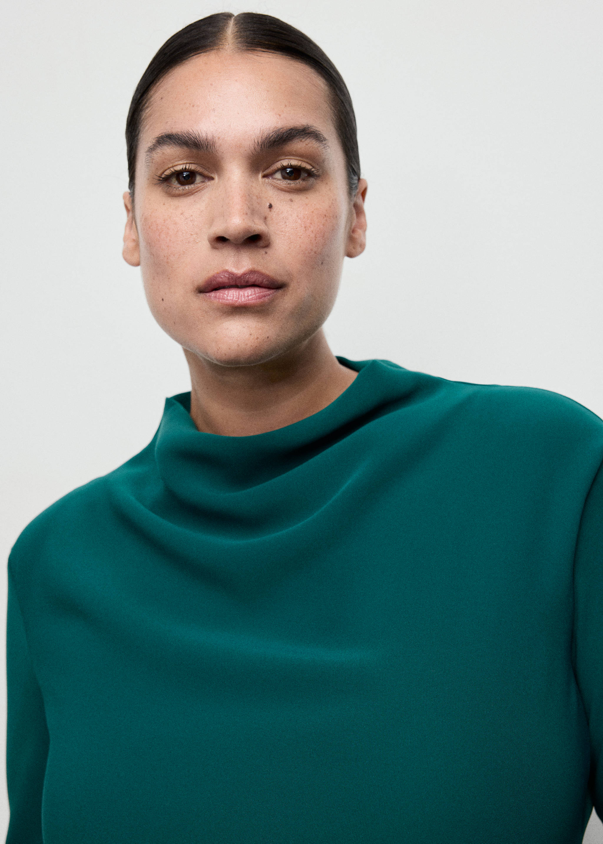 فستان برقبة مجمعة - تفاصيل المنتج 4