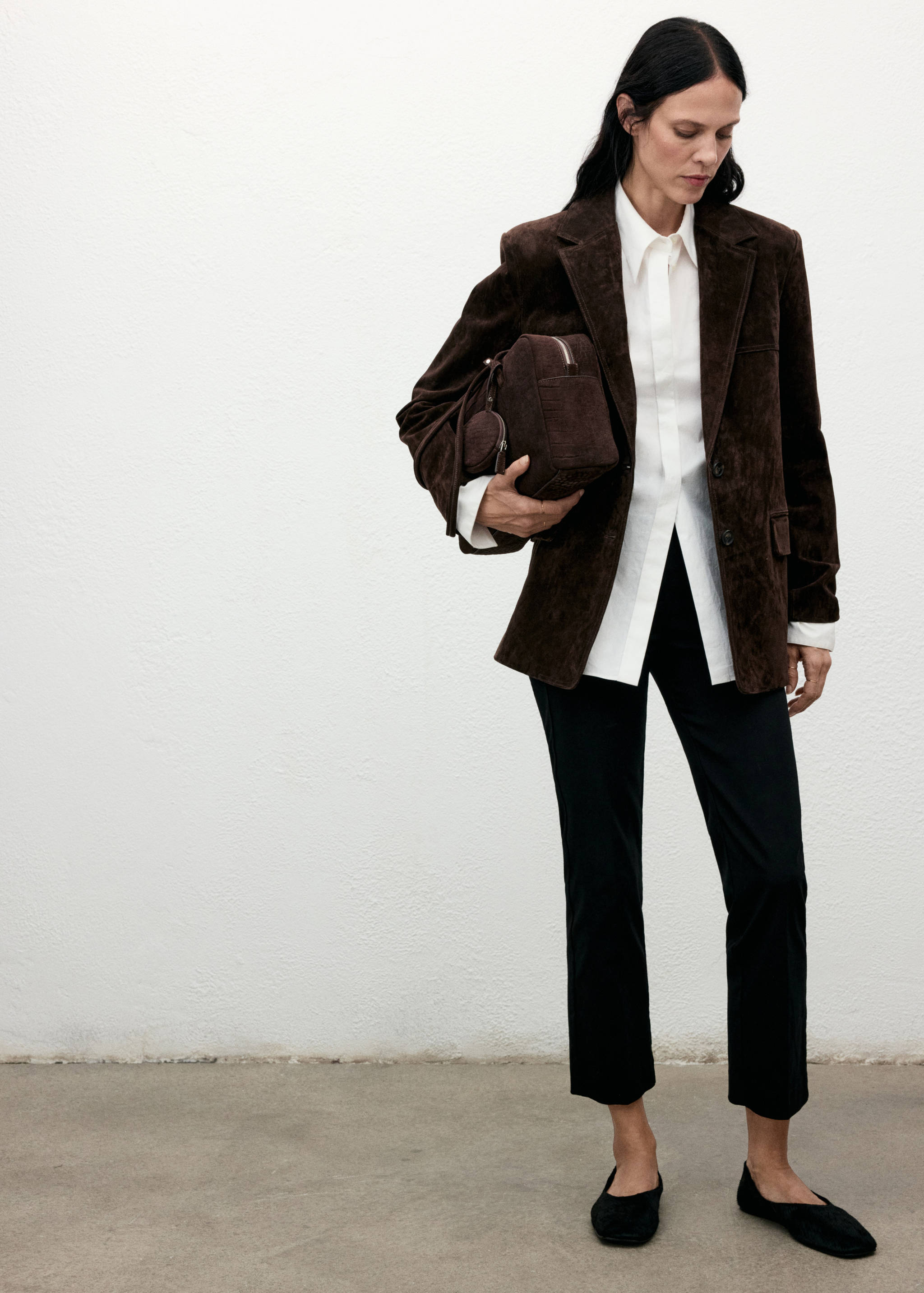 Прямой блейзер из замши - Общий план