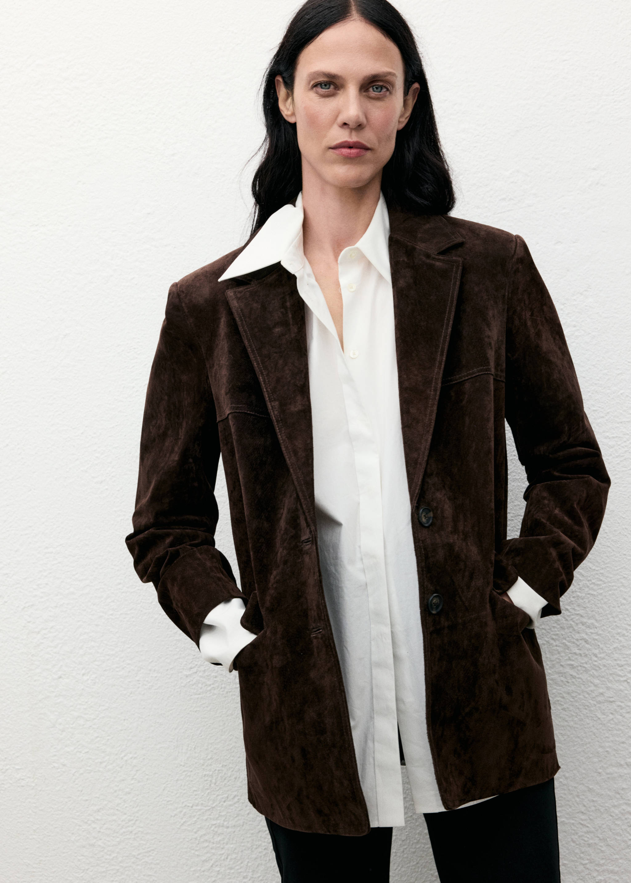 Прямой блейзер из замши - Средний план