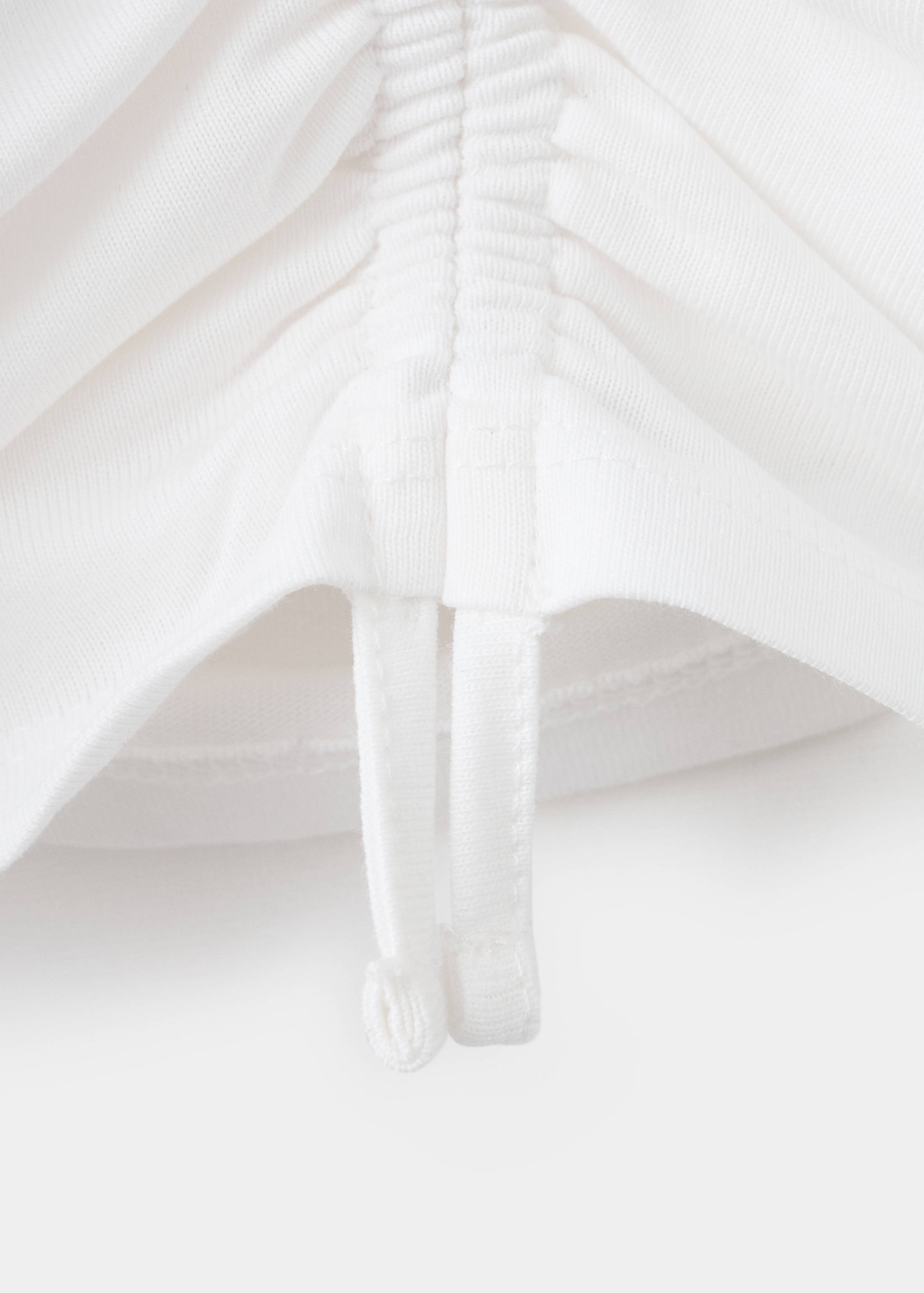 Gemustertes T-Shirt mit Faltendetail - Detail des Artikels 8