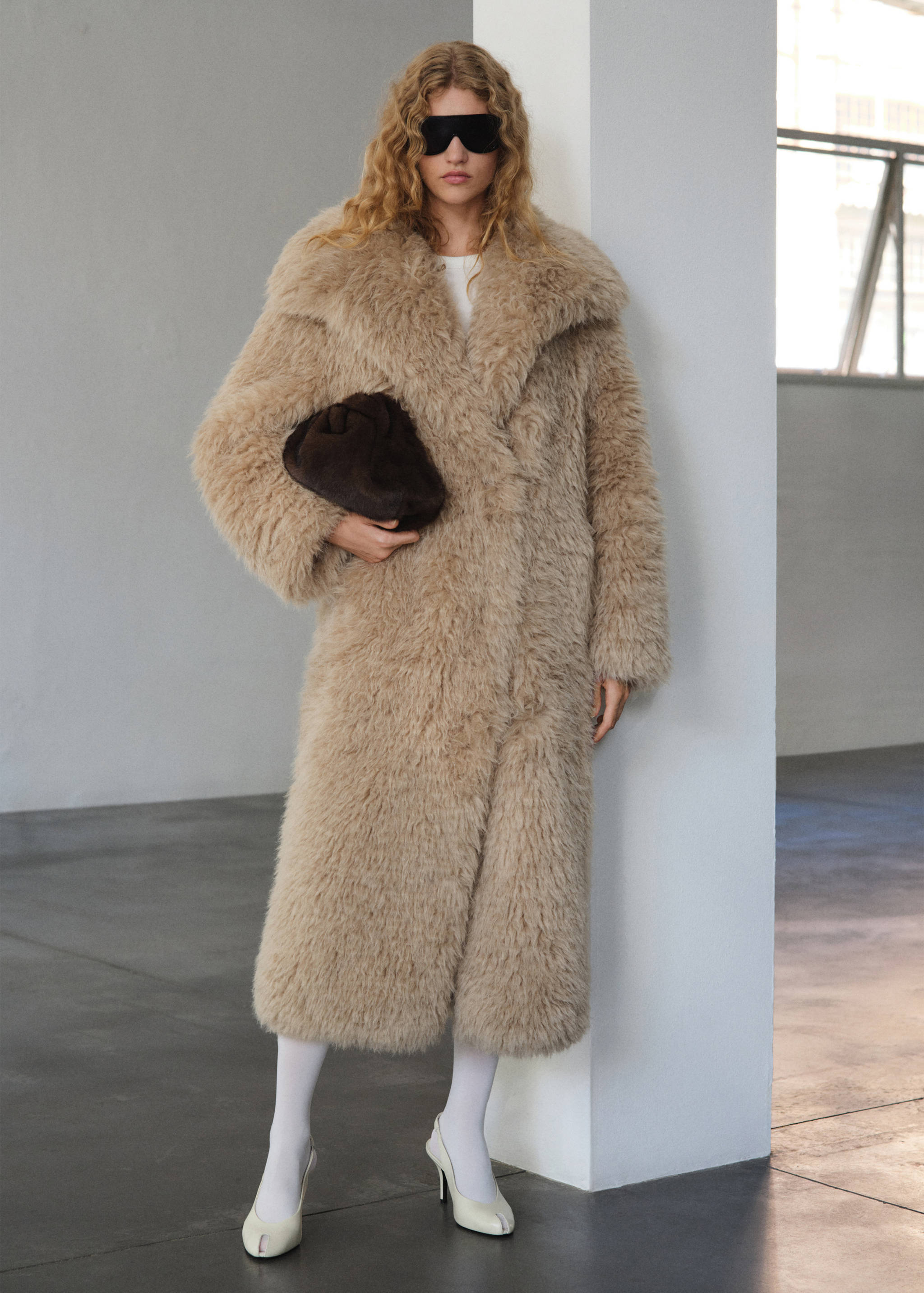 Long faux-fur coat - General plane