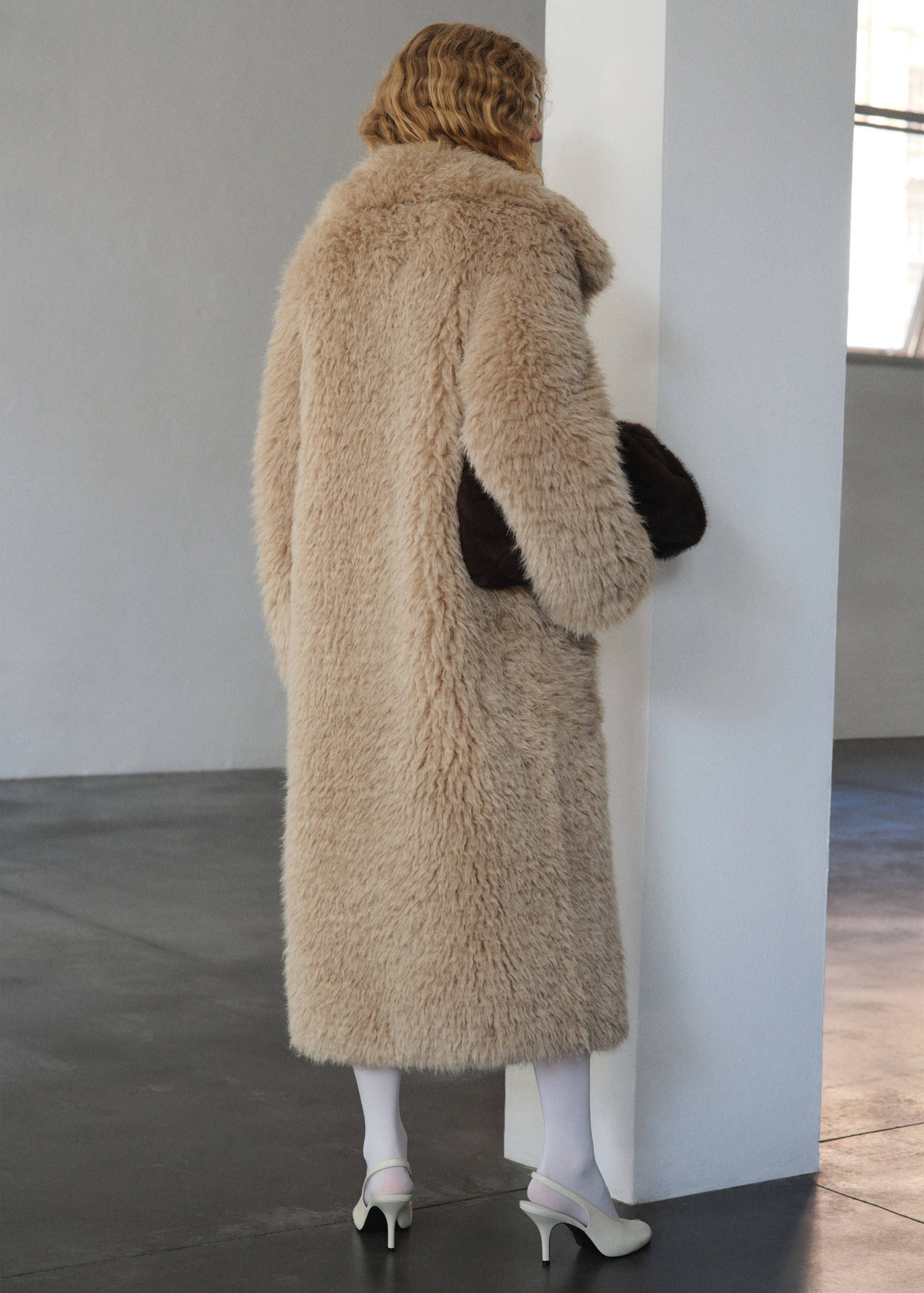 Long faux-fur coat - Reverse of the article