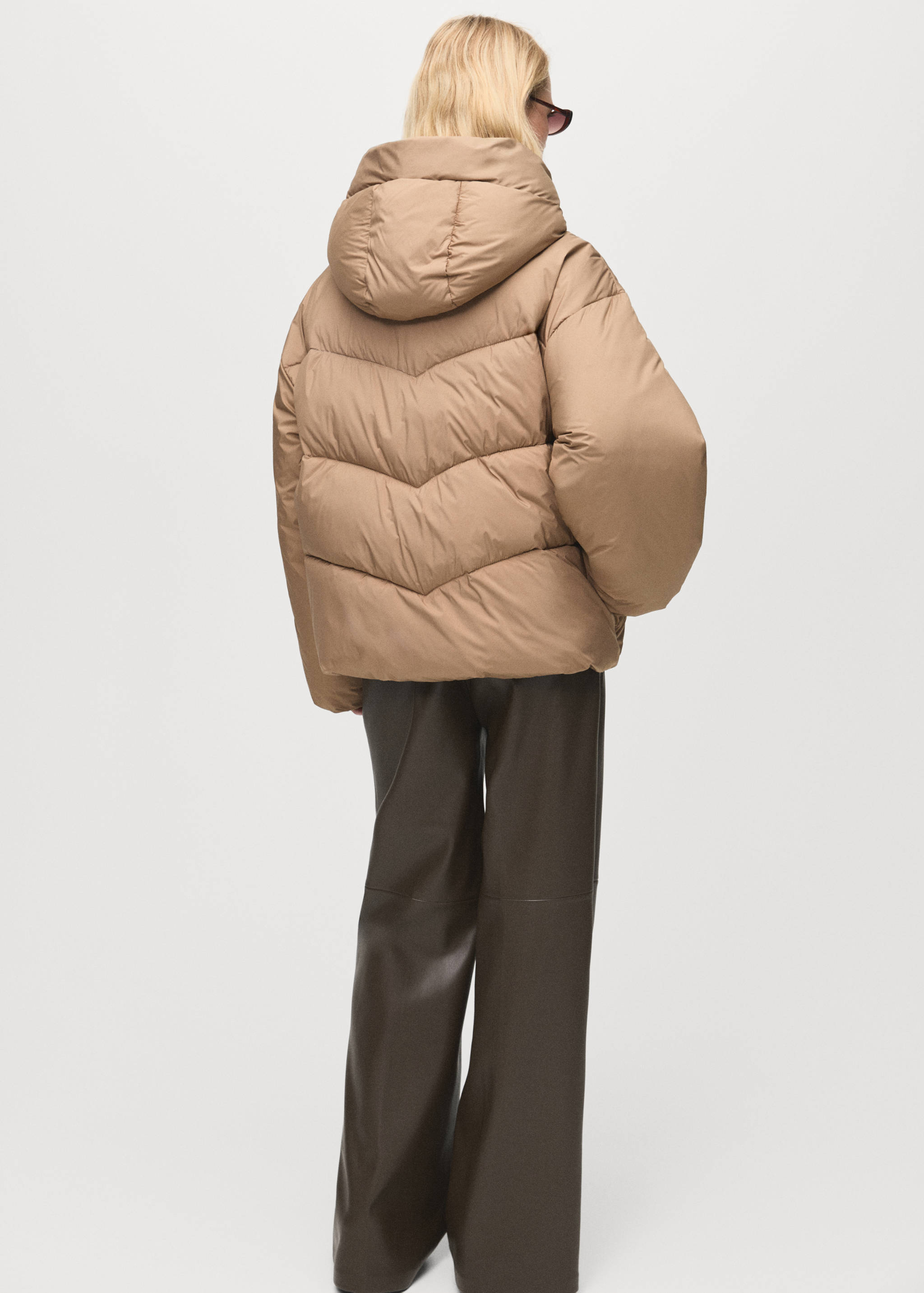 Krótka kurtka oversize z kapturem - Tylna strona artykułu