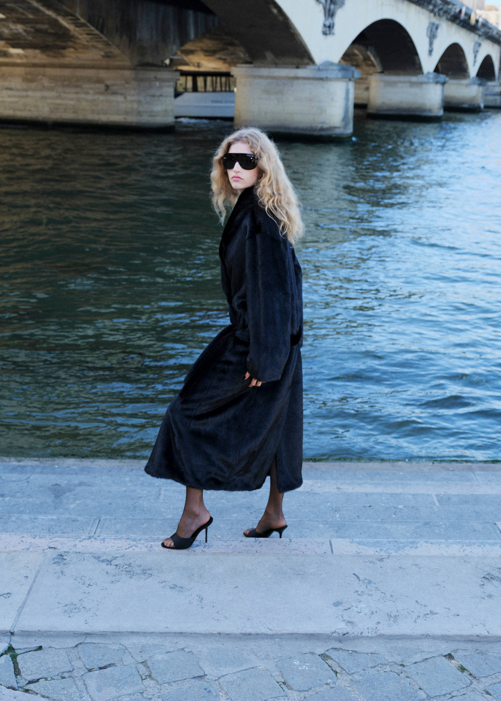 Пальто миди из искусственного меха с поясом - Общий план