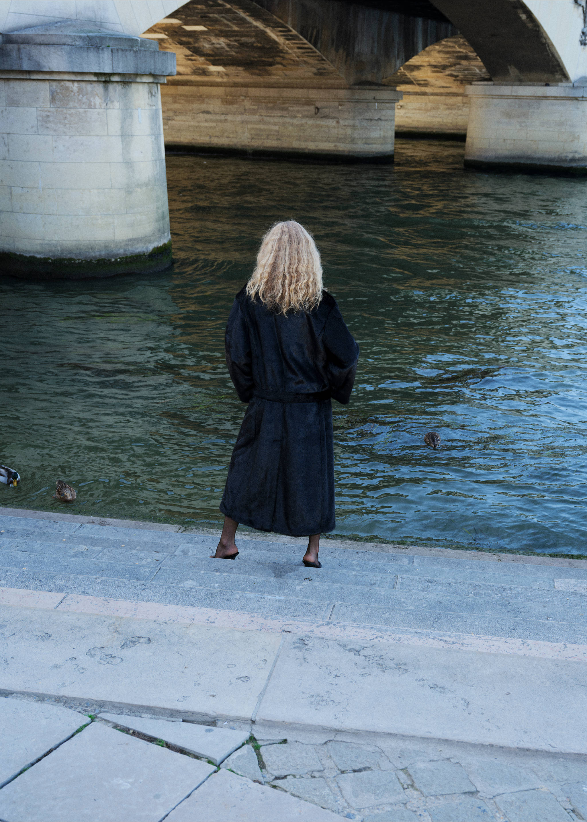 Пальто миди из искусственного меха с поясом - Обратная сторона изделия, Черный. Ref: 17048271-00.