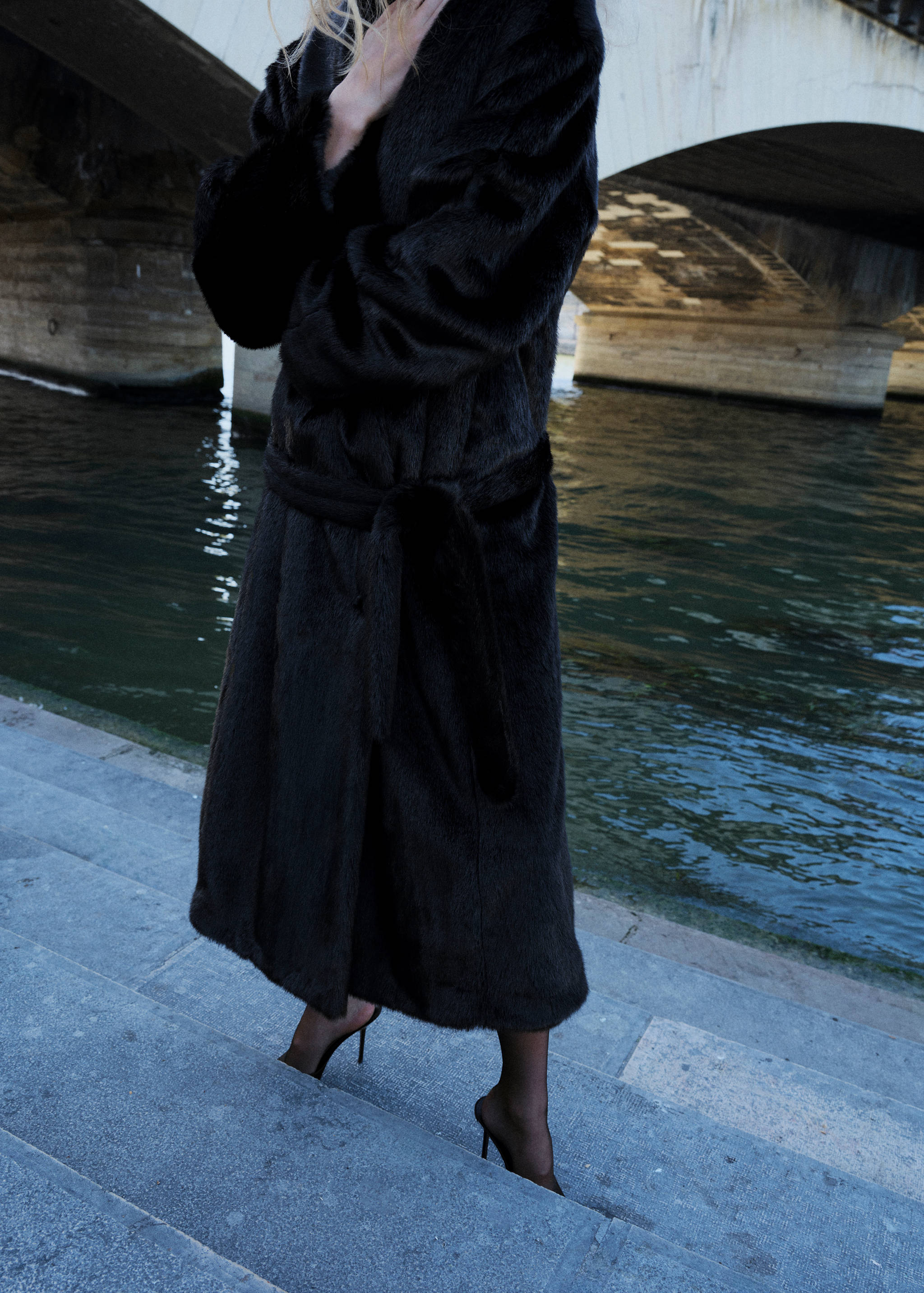 Пальто миди из искусственного меха с поясом - Деталь изделия 6