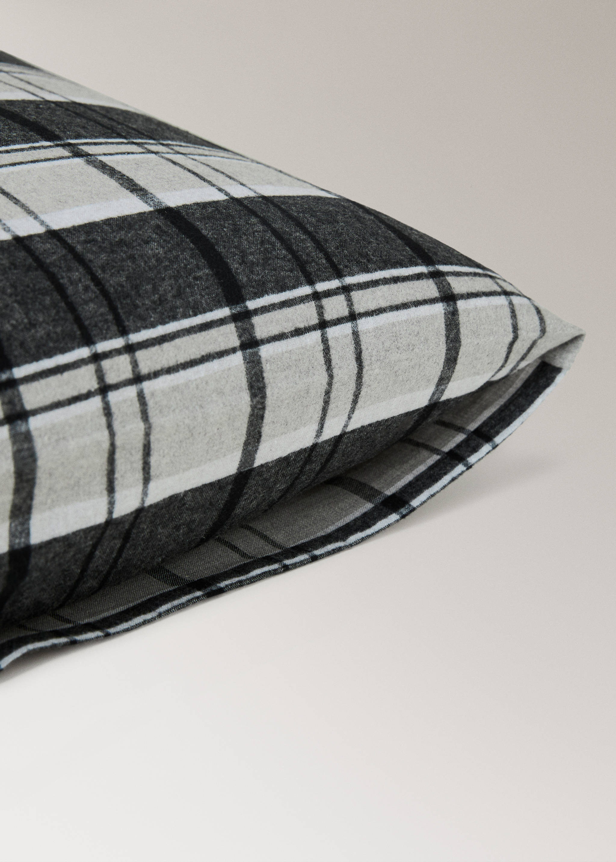 Cotton flannel pillowcase with melange threads and check print 50x75 cm - Details of the article 2