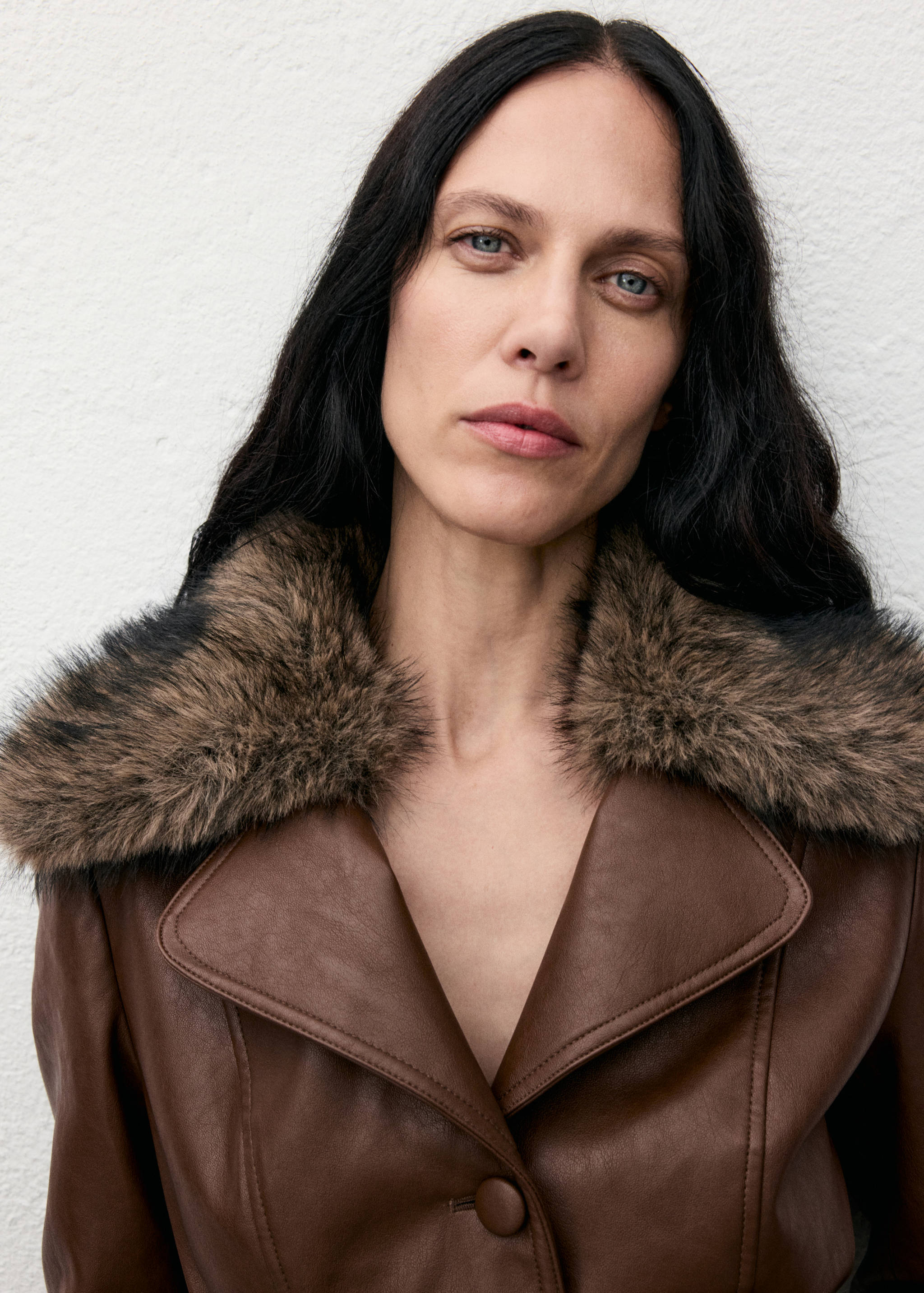 Пальто из искусственной кожи с меховым воротником - Деталь изделия 1