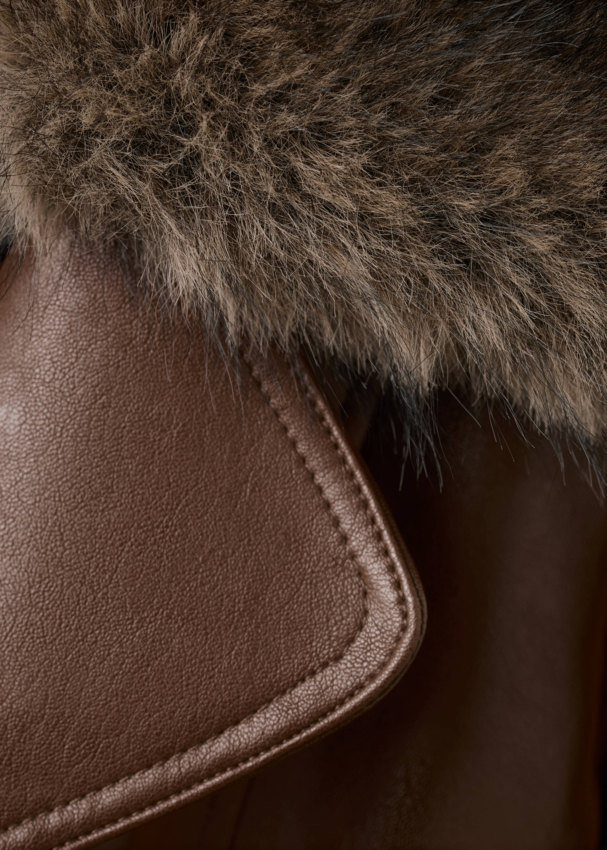 Пальто из искусственной кожи с меховым воротником - Деталь изделия 0