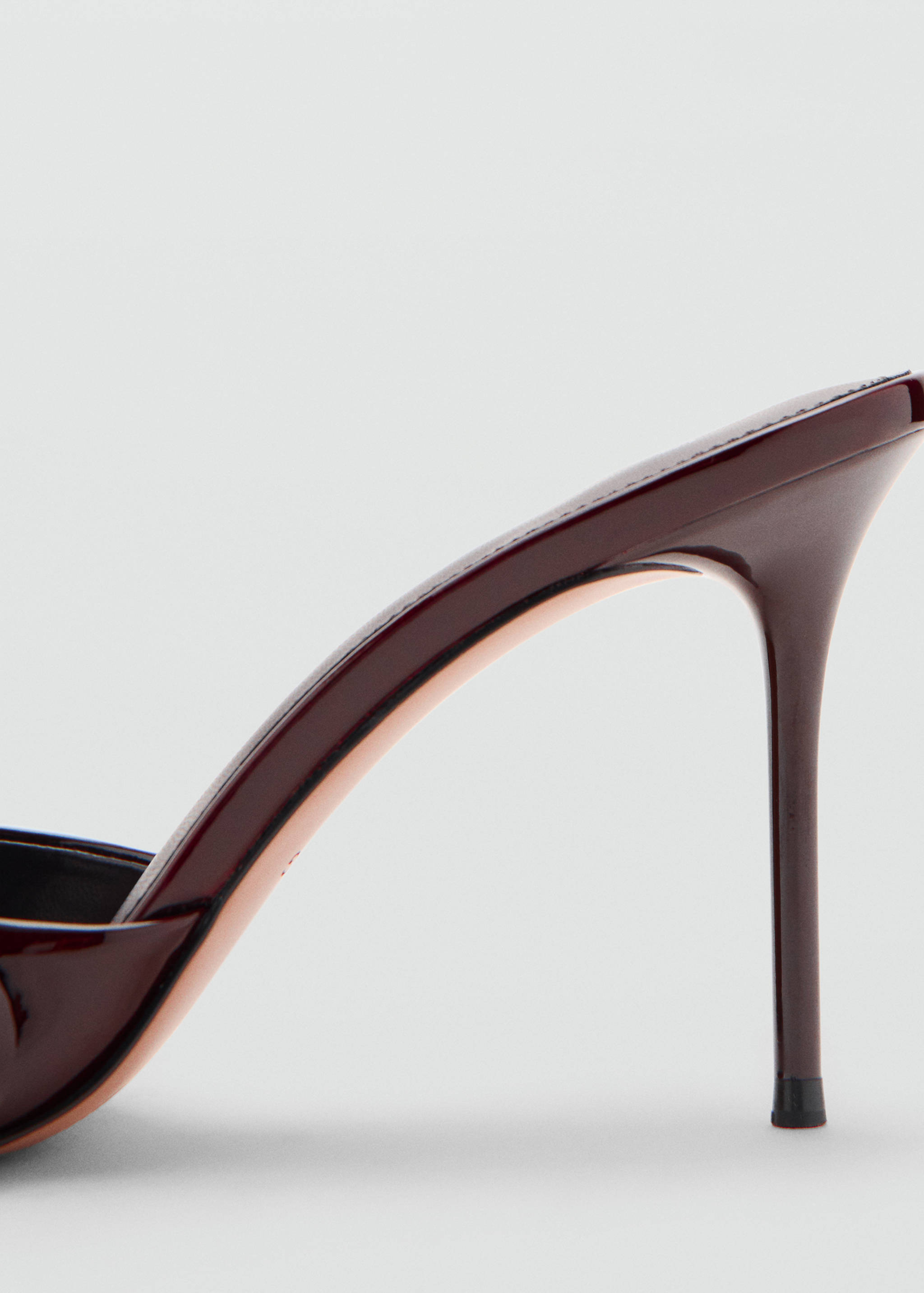 Босоножки из лакированной кожи на каблуке с цветами - Деталь изделия 1