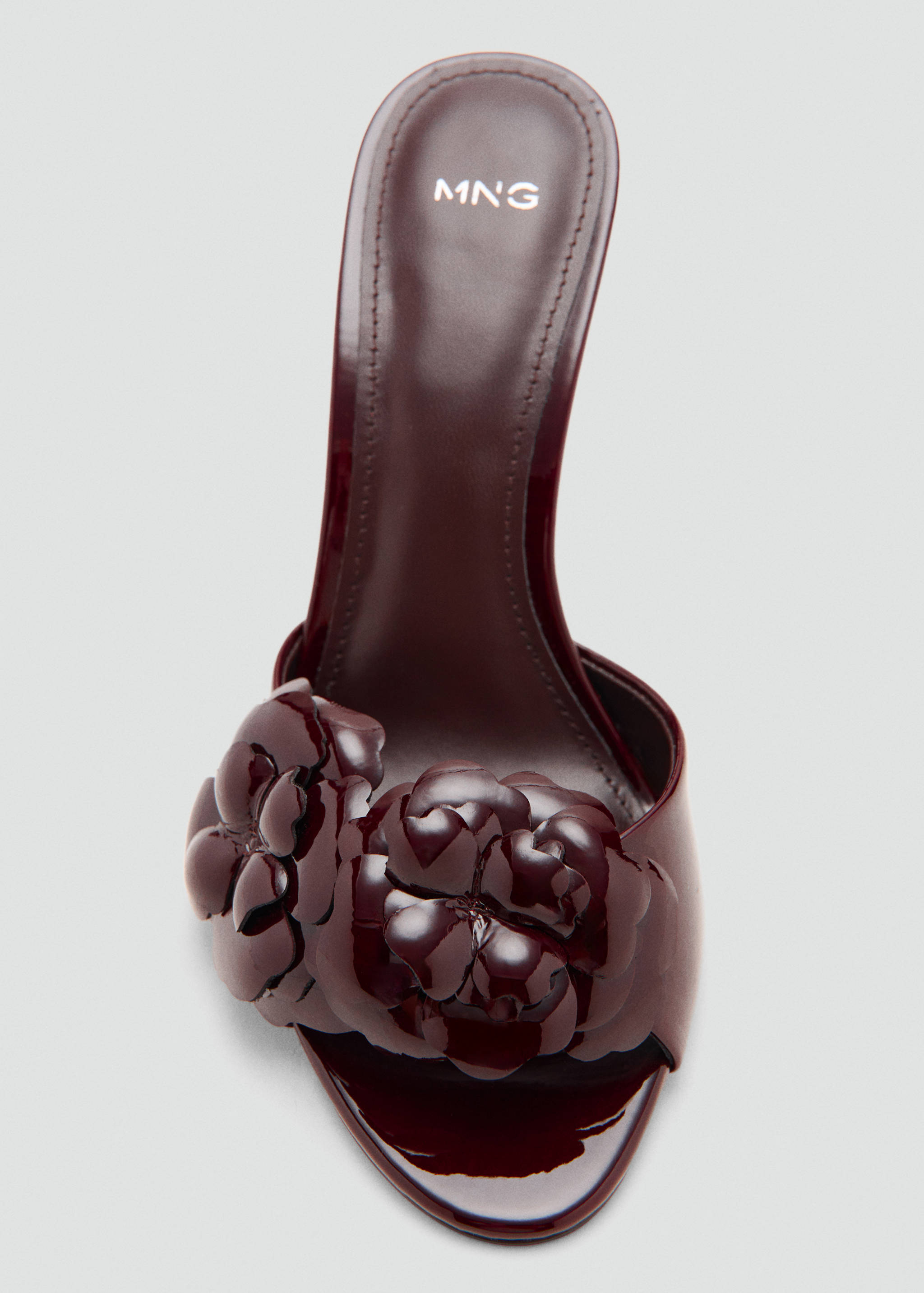Босоножки из лакированной кожи на каблуке с цветами - Деталь изделия 3