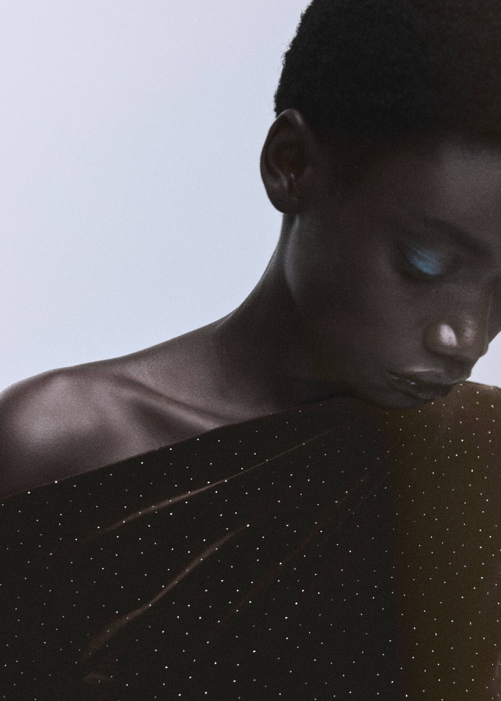 Vestido de veludo assimétrico com brilhos - Pormenor do artigo 1