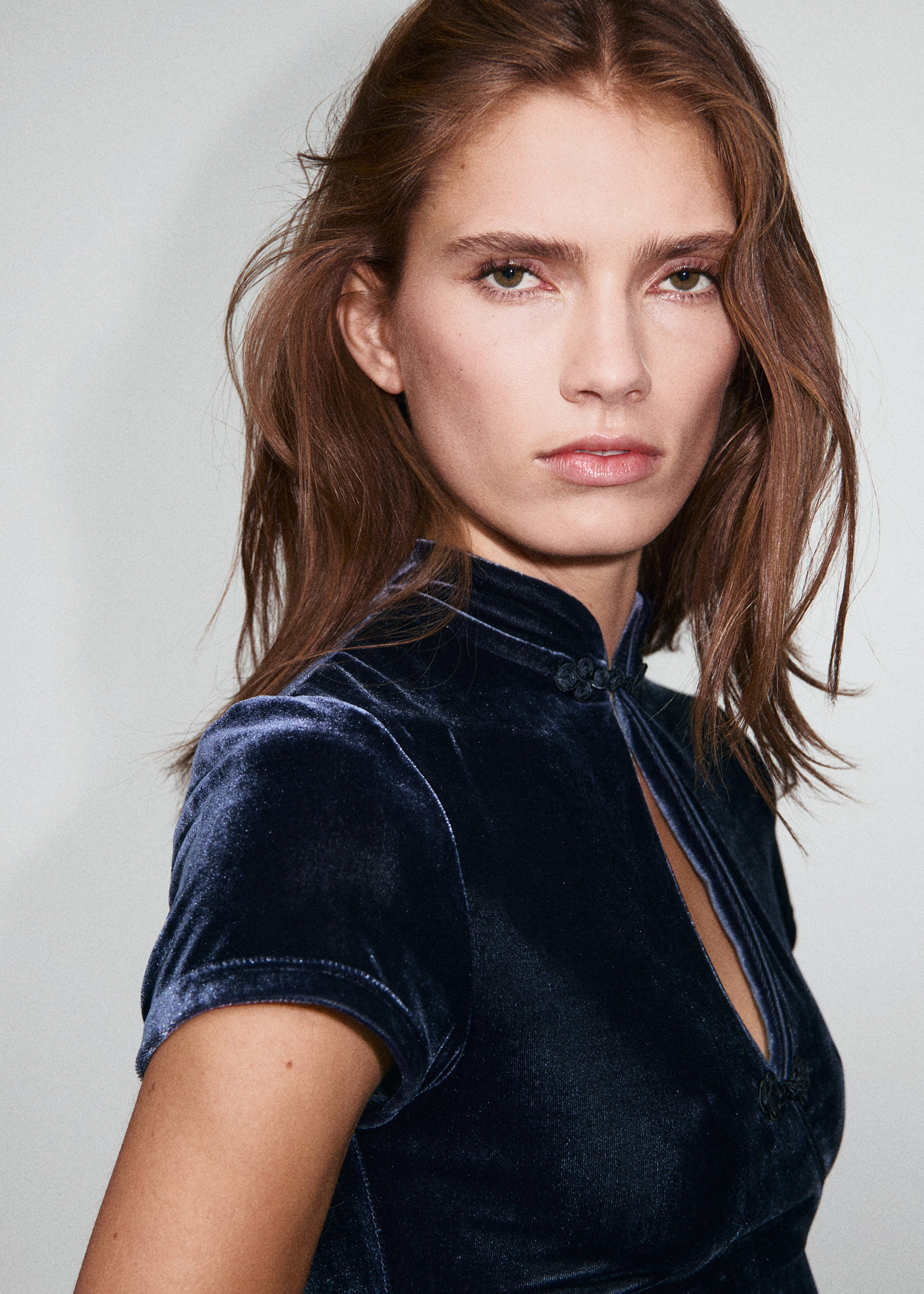 Φόρεμα βελούδινο με κουμπιά και σκίσιμο - Λεπτομέρεια του προϊόντος 1