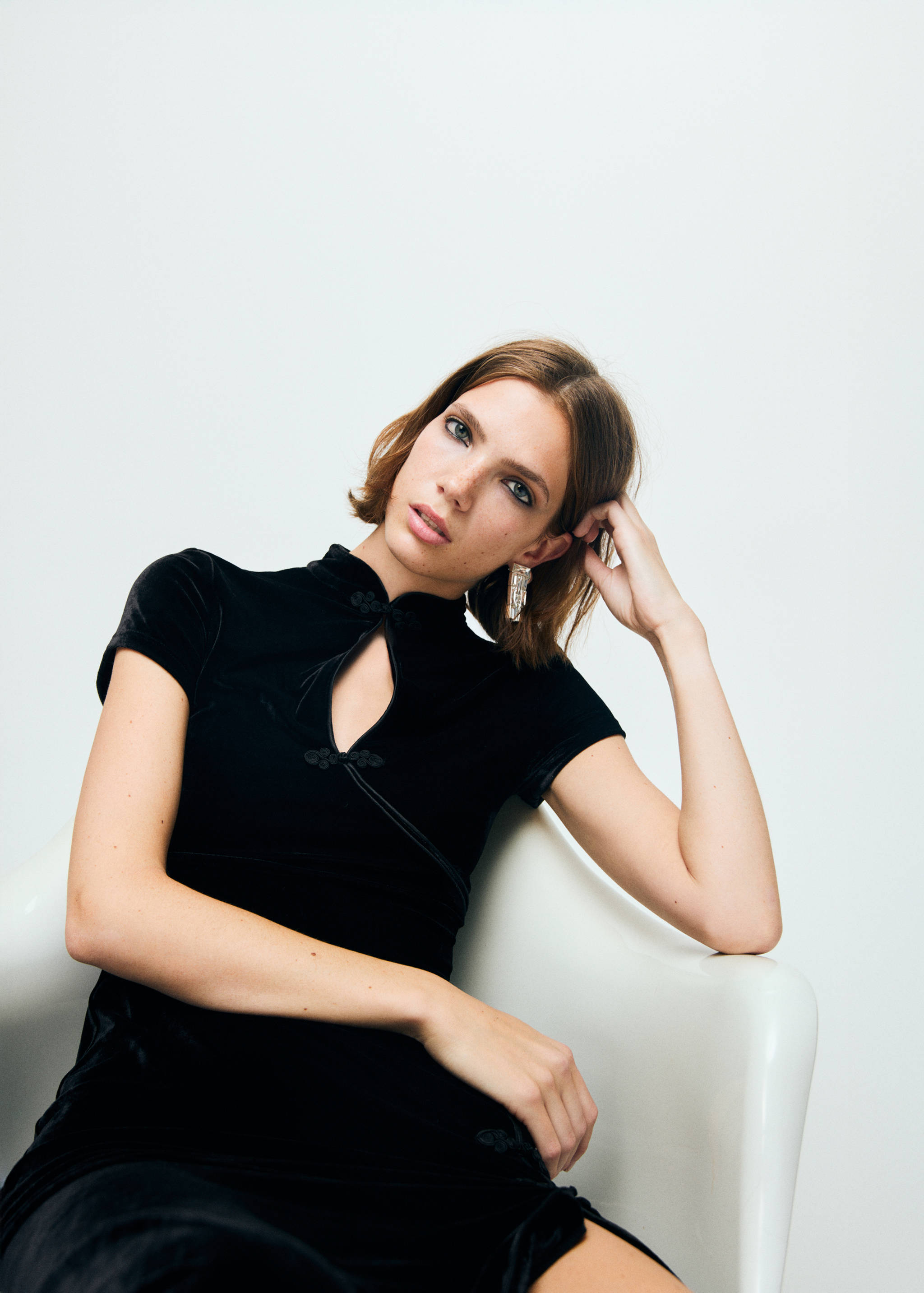 Velvet dress with toggle fastenings and slit - Details of the article 2