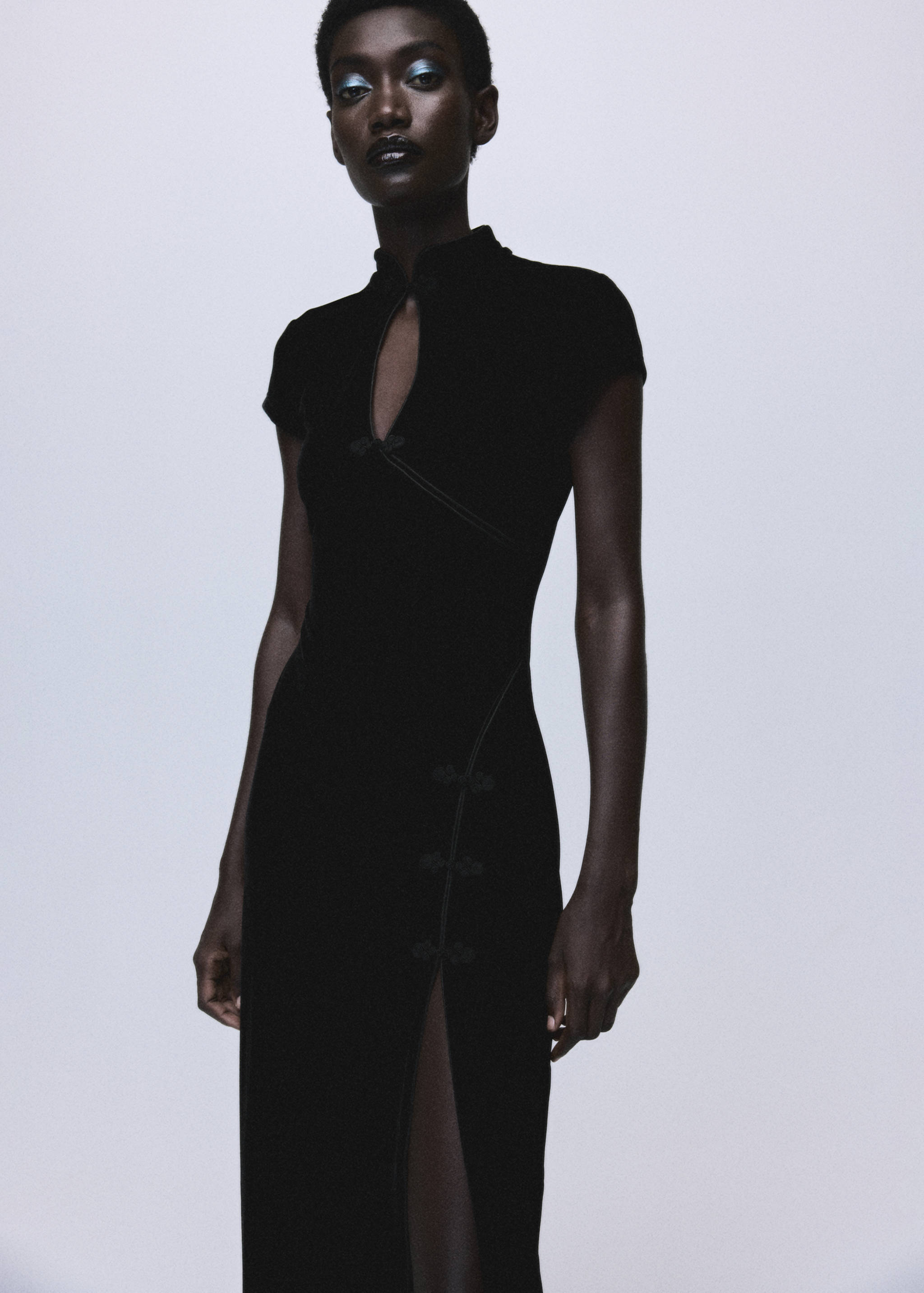 Φόρεμα βελούδινο με κουμπιά και σκίσιμο - Μεσαίο πλάνο