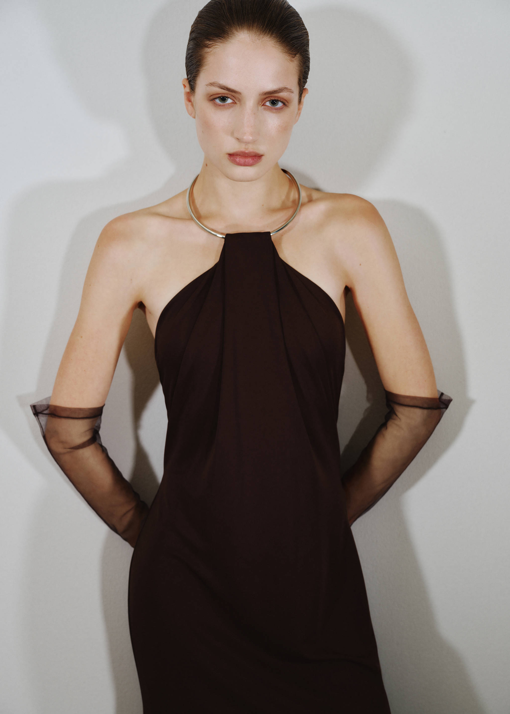 Fine-knit dress with choker collar - Medium plane