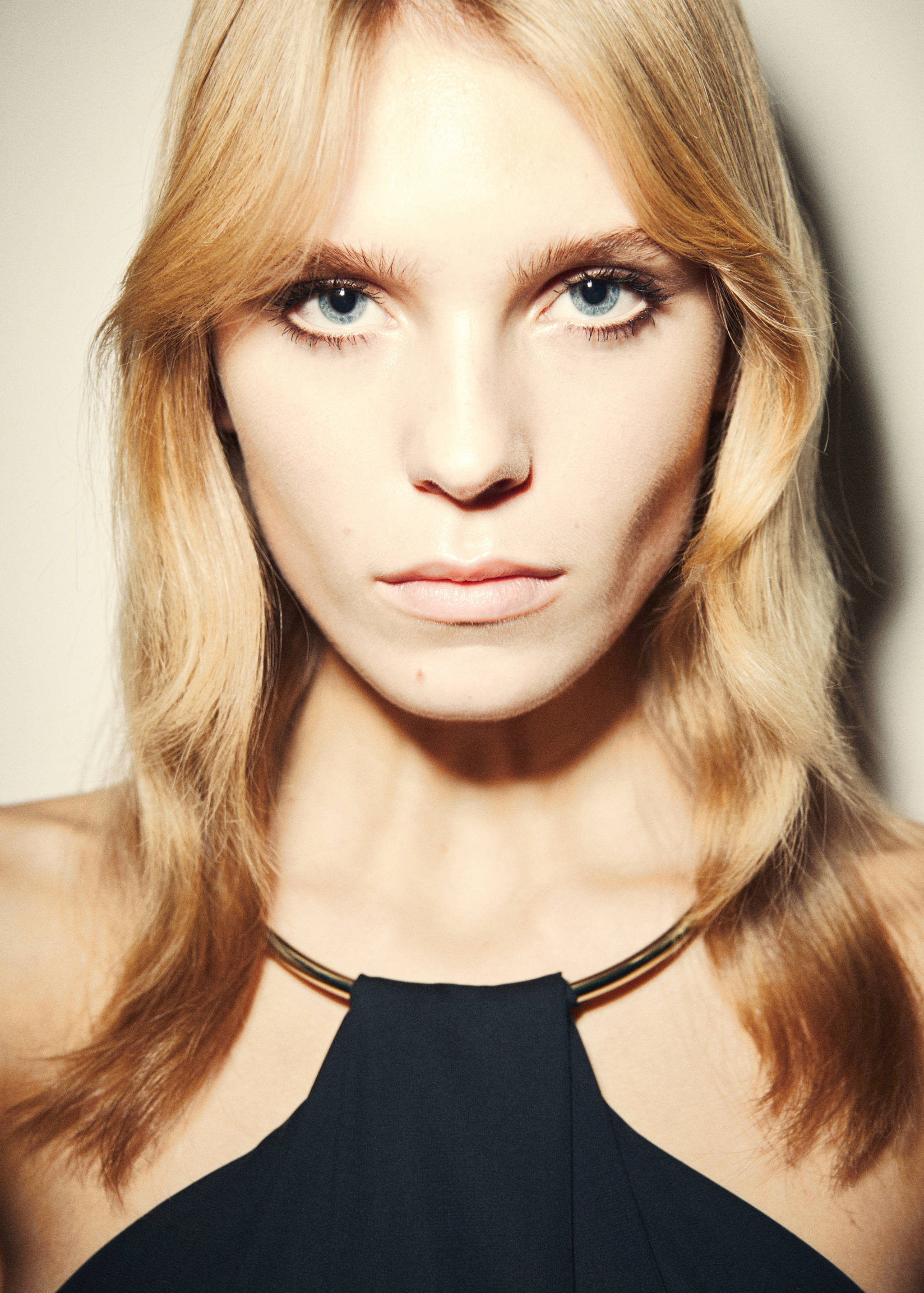 Fine-knit dress with choker collar - Details of the article 1