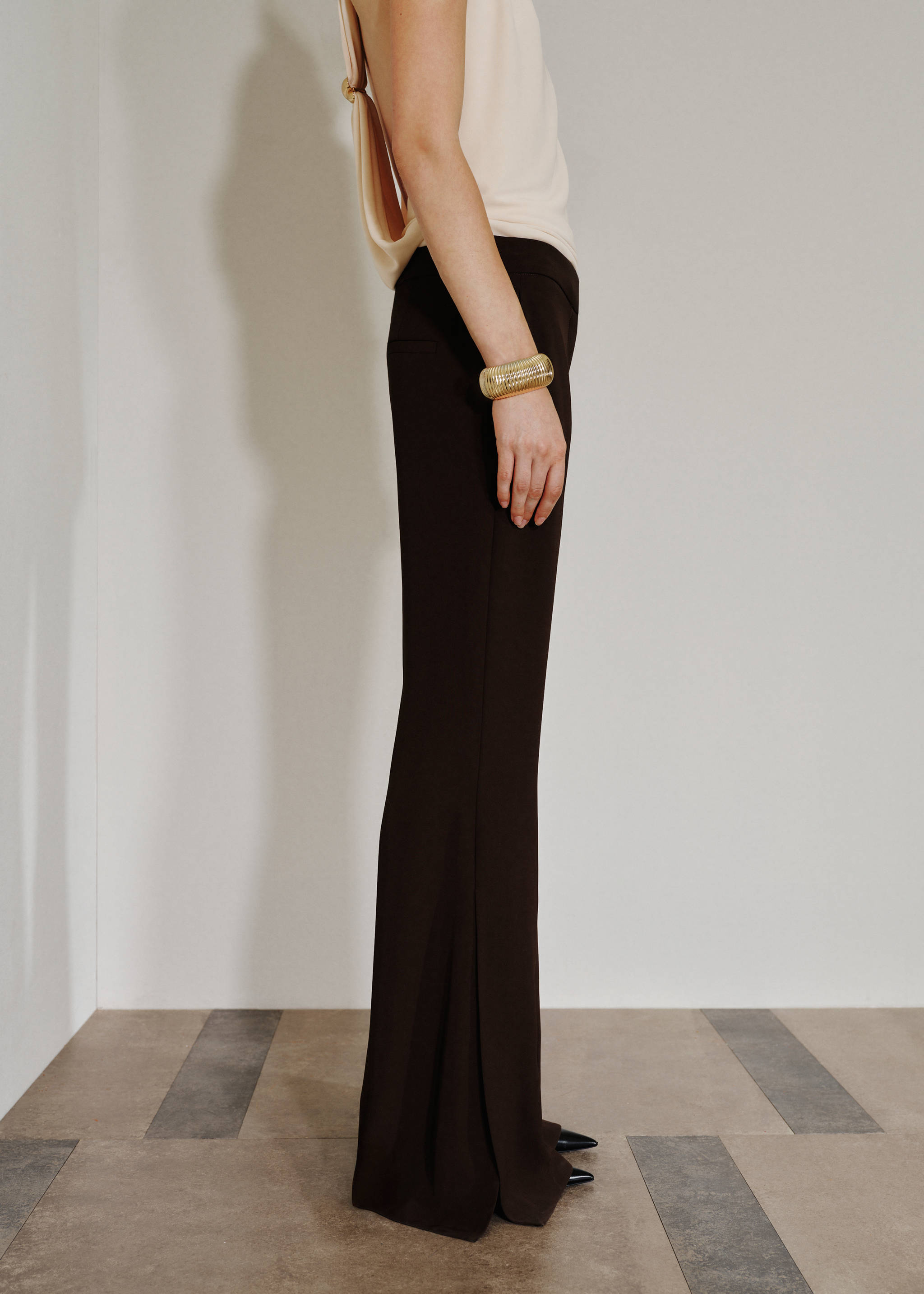 Mango Yanları yırtmaçlı dökümlü pantolon görsel 8