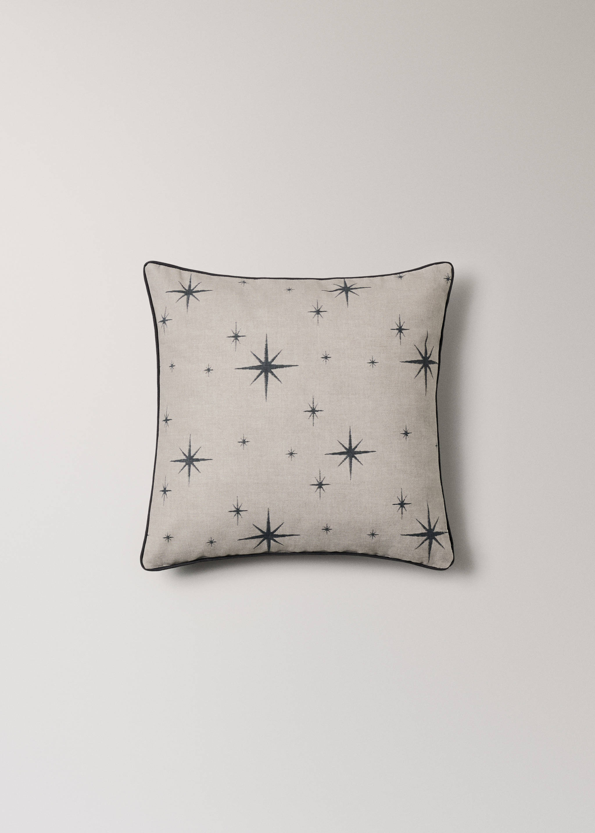Cotton cushion cover with star print and piping 50x50 cm - Article without model