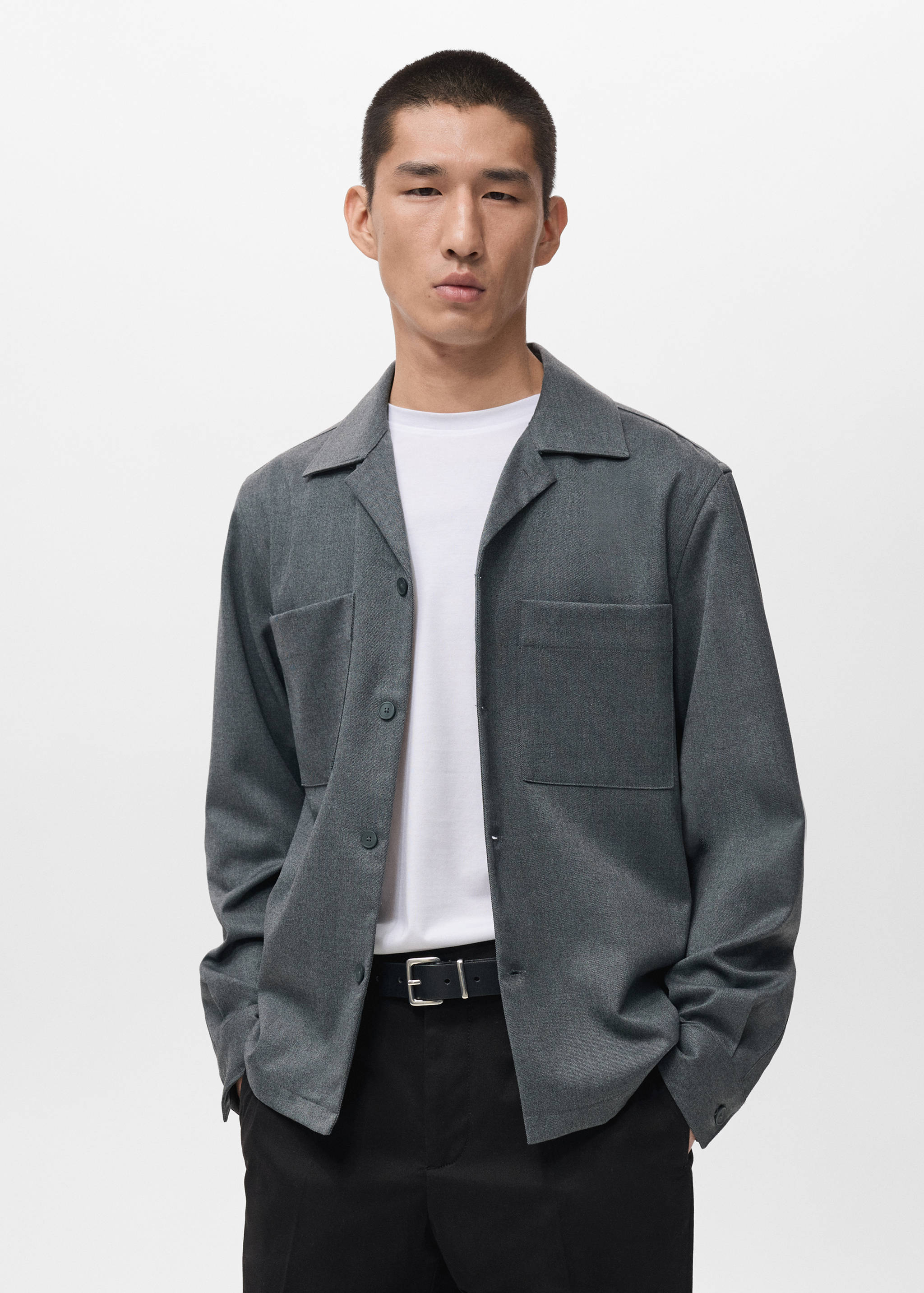 Струмлива верхня сорочка з кишенями - Середній план