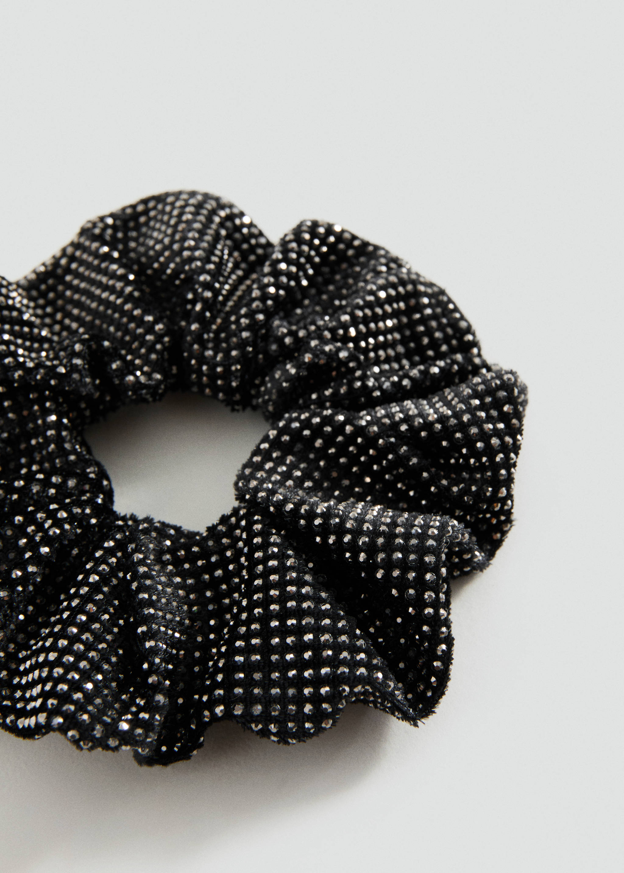 Glitrende scrunchie med strass - Halvtotal bildeutsnitt