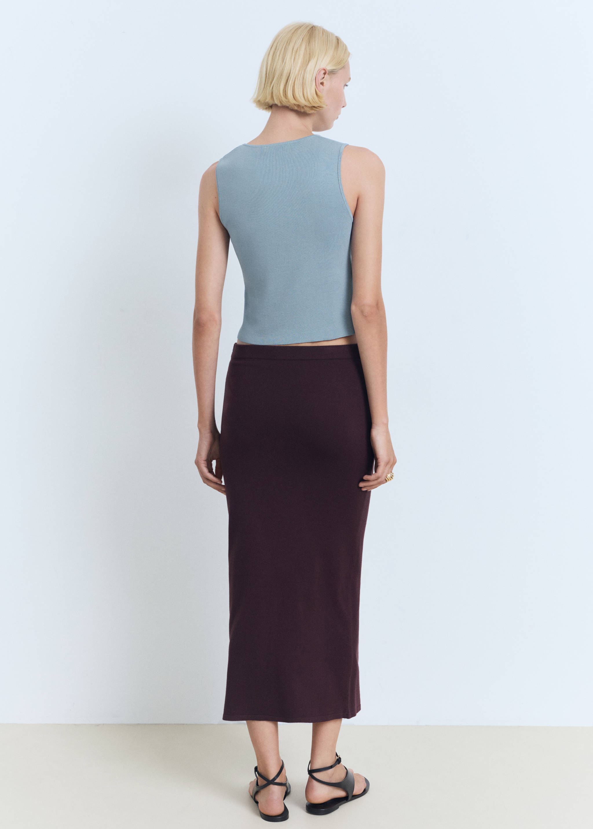 Укороченный топ из трикотажа с вырезом - Обратная сторона изделия