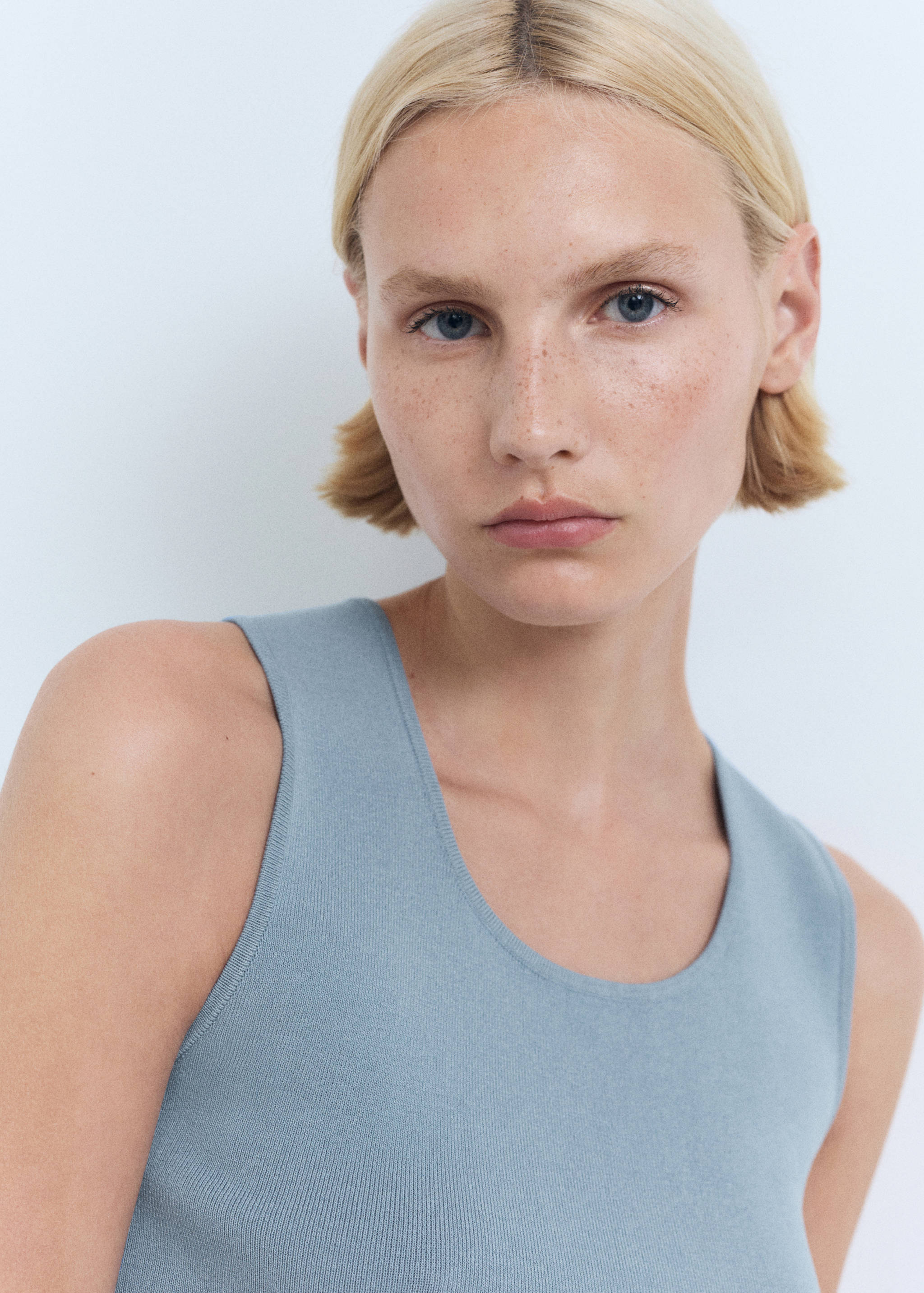 Укороченный топ из трикотажа с вырезом - Деталь изделия 1